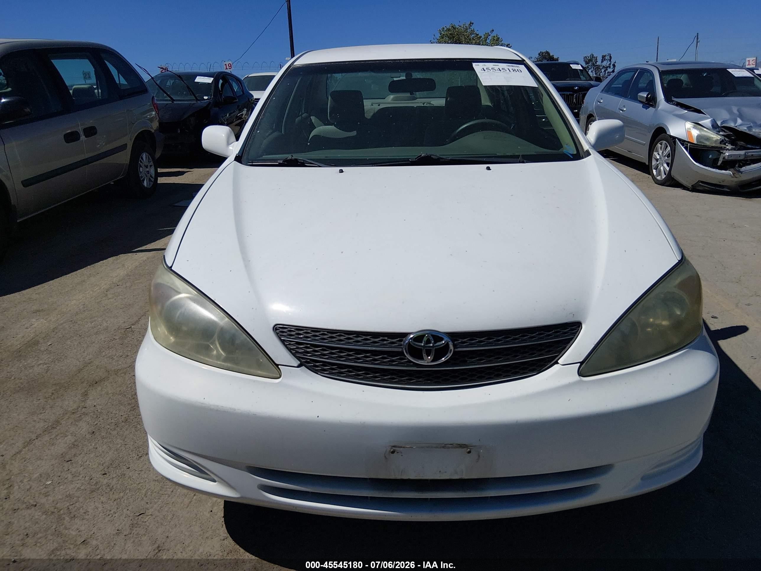 2002 Toyota Camry Le White vin: 4T1BF32KX2U008752