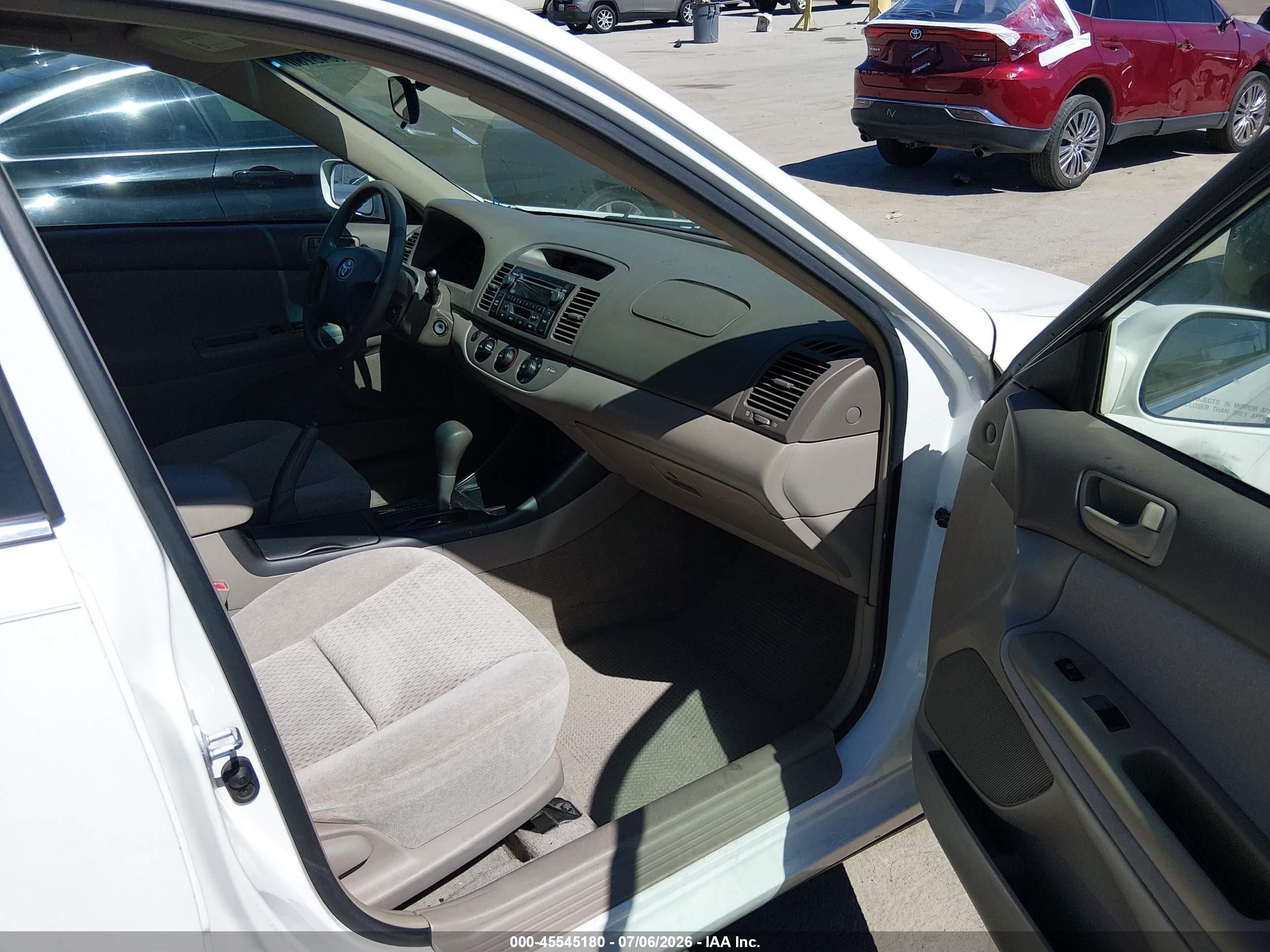 2002 Toyota Camry Le White vin: 4T1BF32KX2U008752