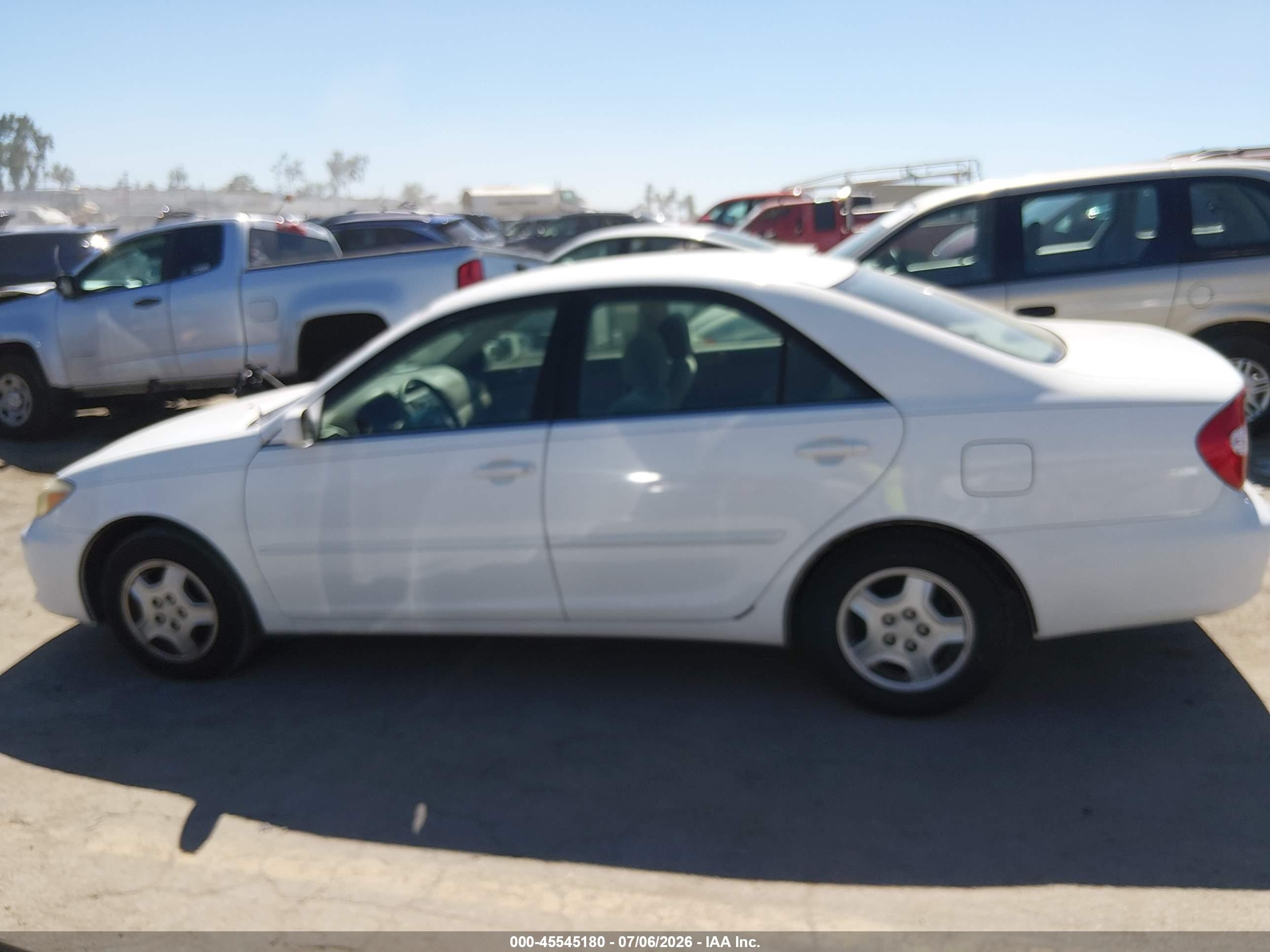 2002 Toyota Camry Le White vin: 4T1BF32KX2U008752