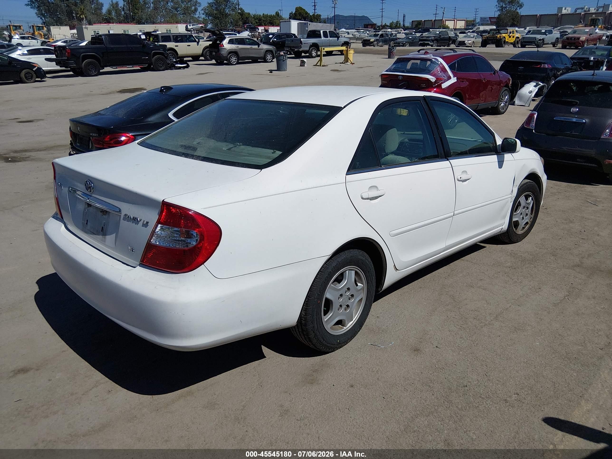 2002 Toyota Camry Le White vin: 4T1BF32KX2U008752
