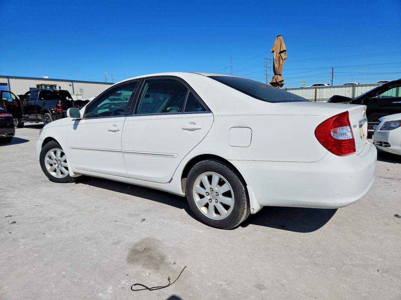 2004 Toyota Camry Xle V6 White vin: 4T1BF32KX4U070400