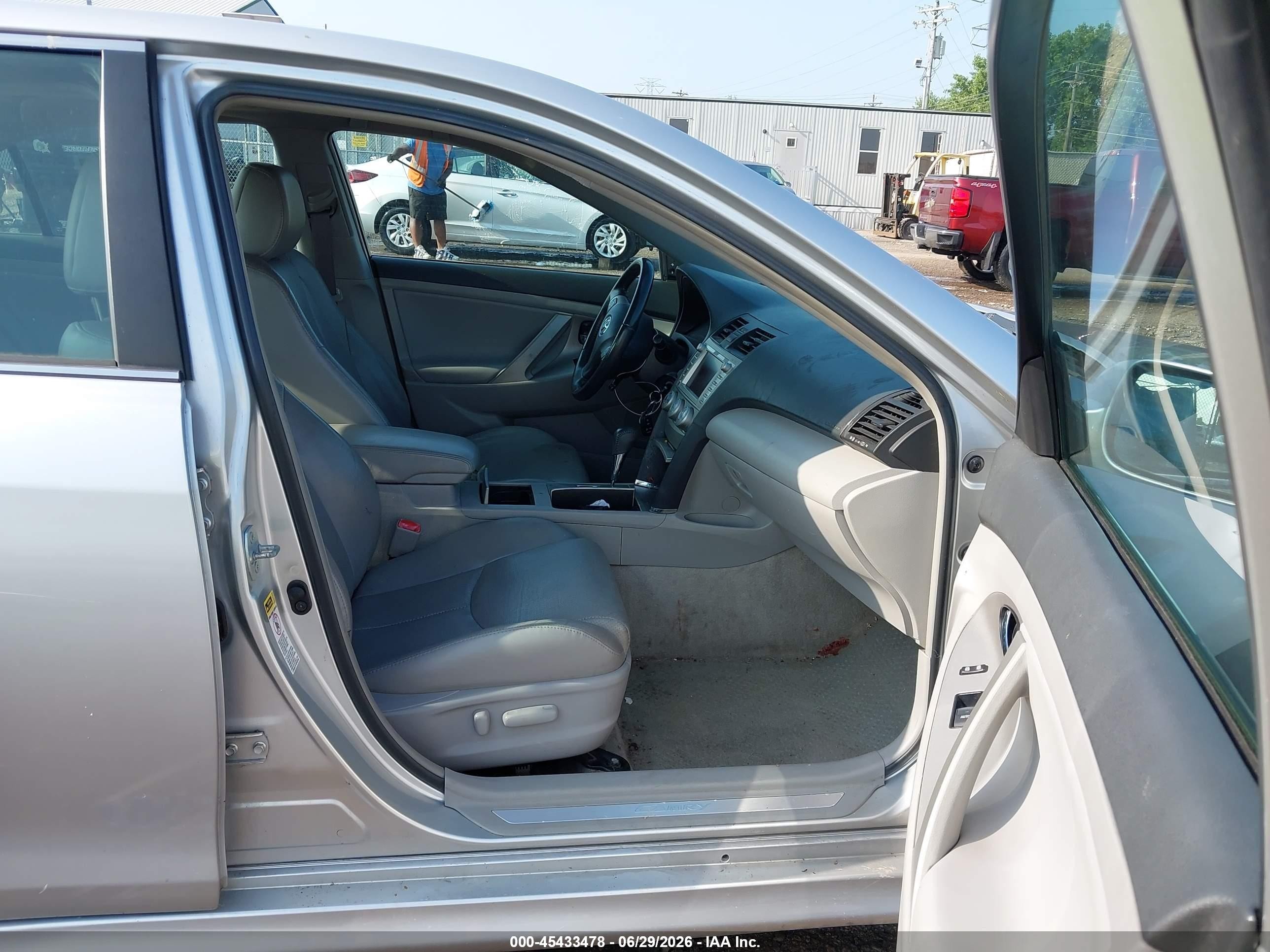 2010 Toyota Camry Se Silver vin: 4T1BF3EK0AU014974