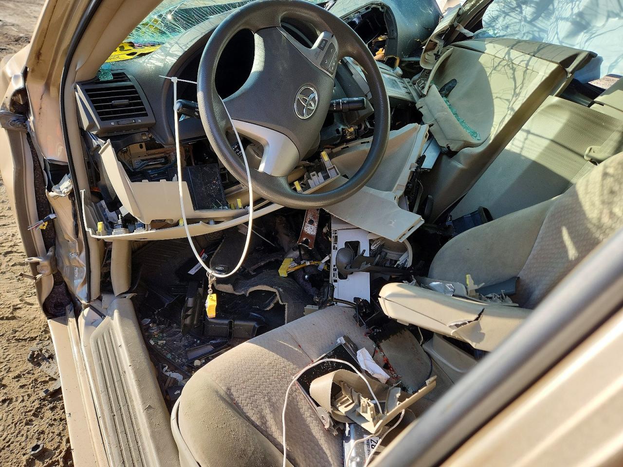 2010 Toyota Camry Le Gold vin: 4T1BF3EK0AU026218