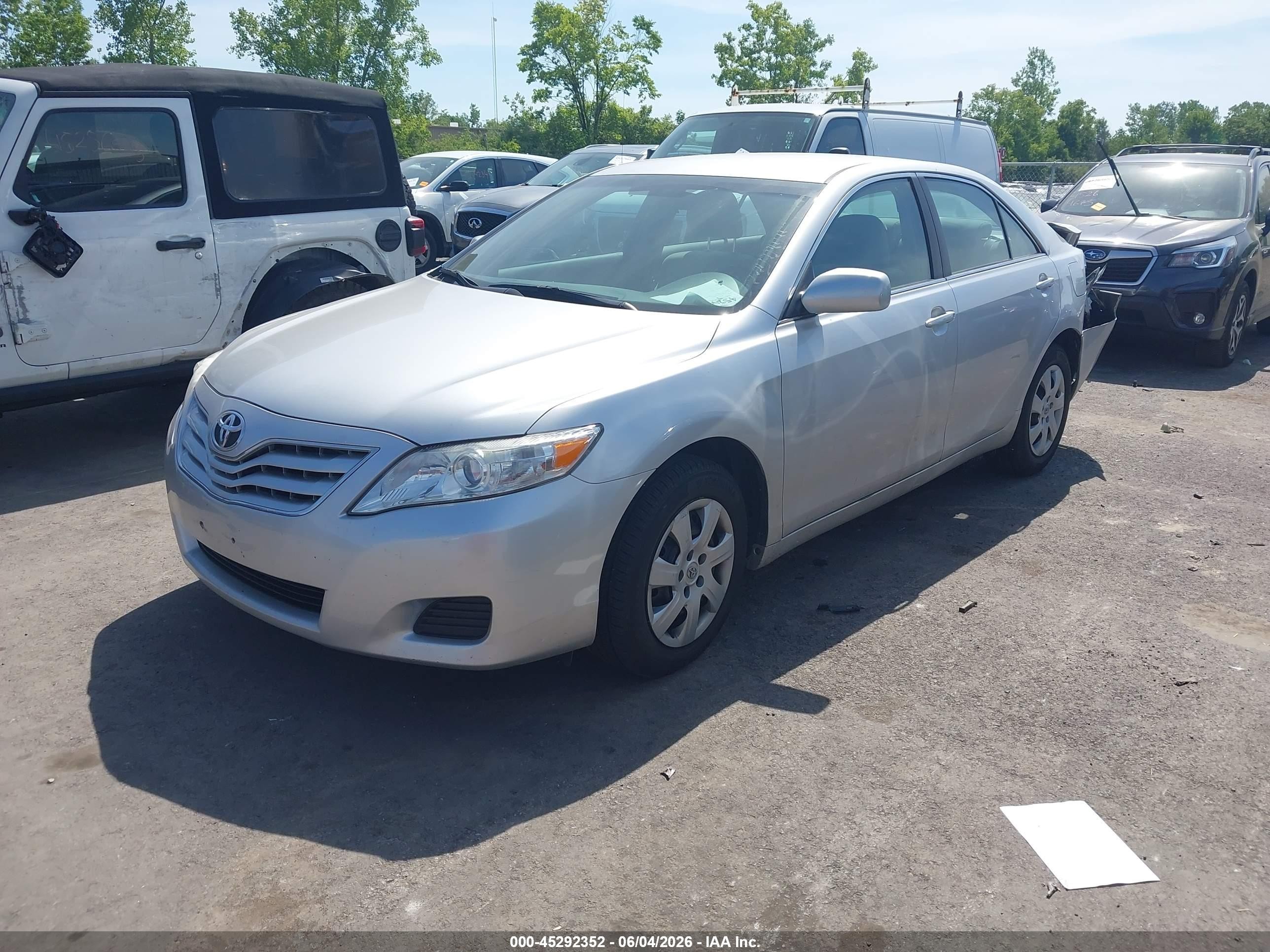 2010 Toyota Camry Le Silver vin: 4T1BF3EK0AU060935