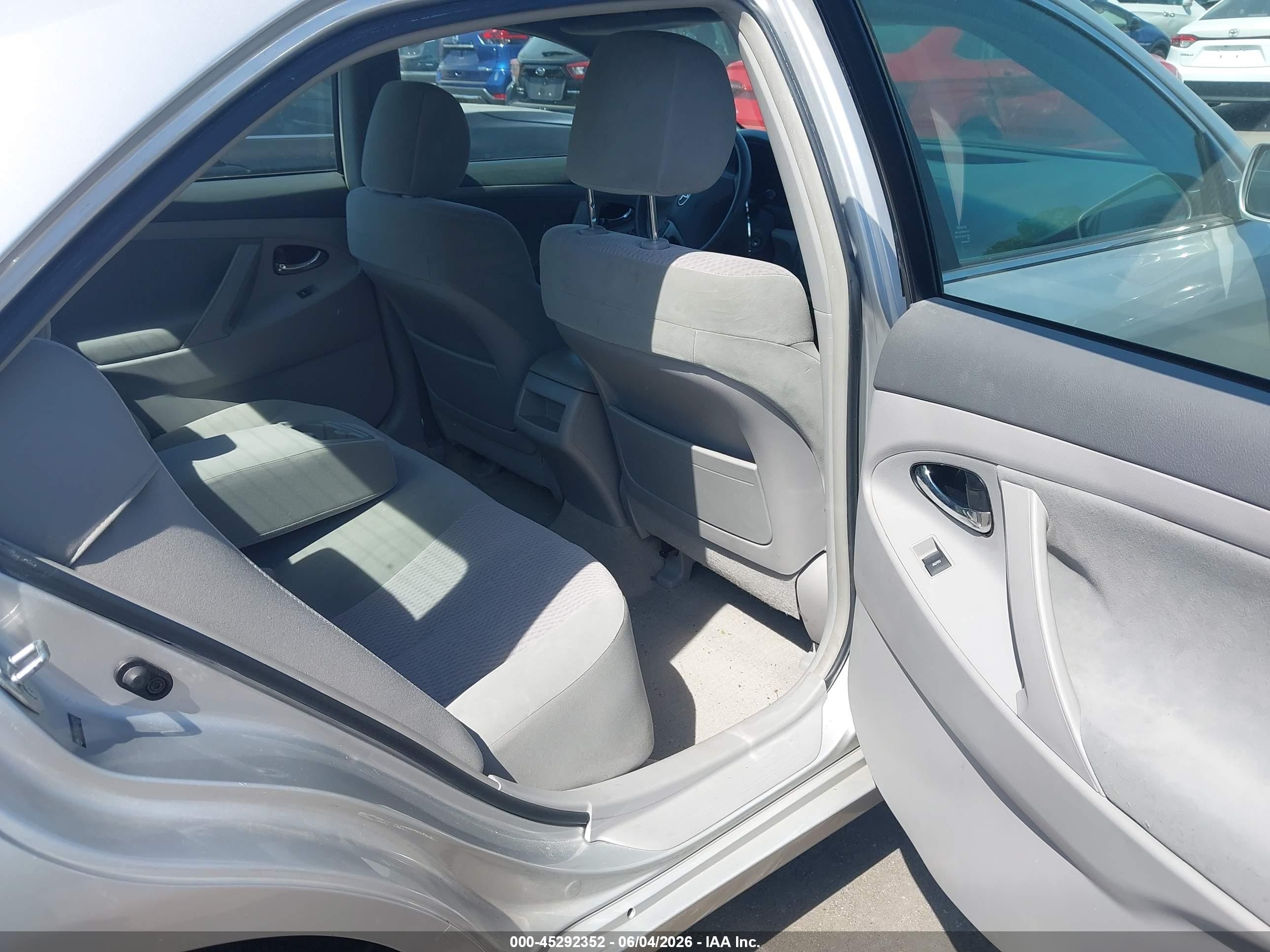 2010 Toyota Camry Le Silver vin: 4T1BF3EK0AU060935