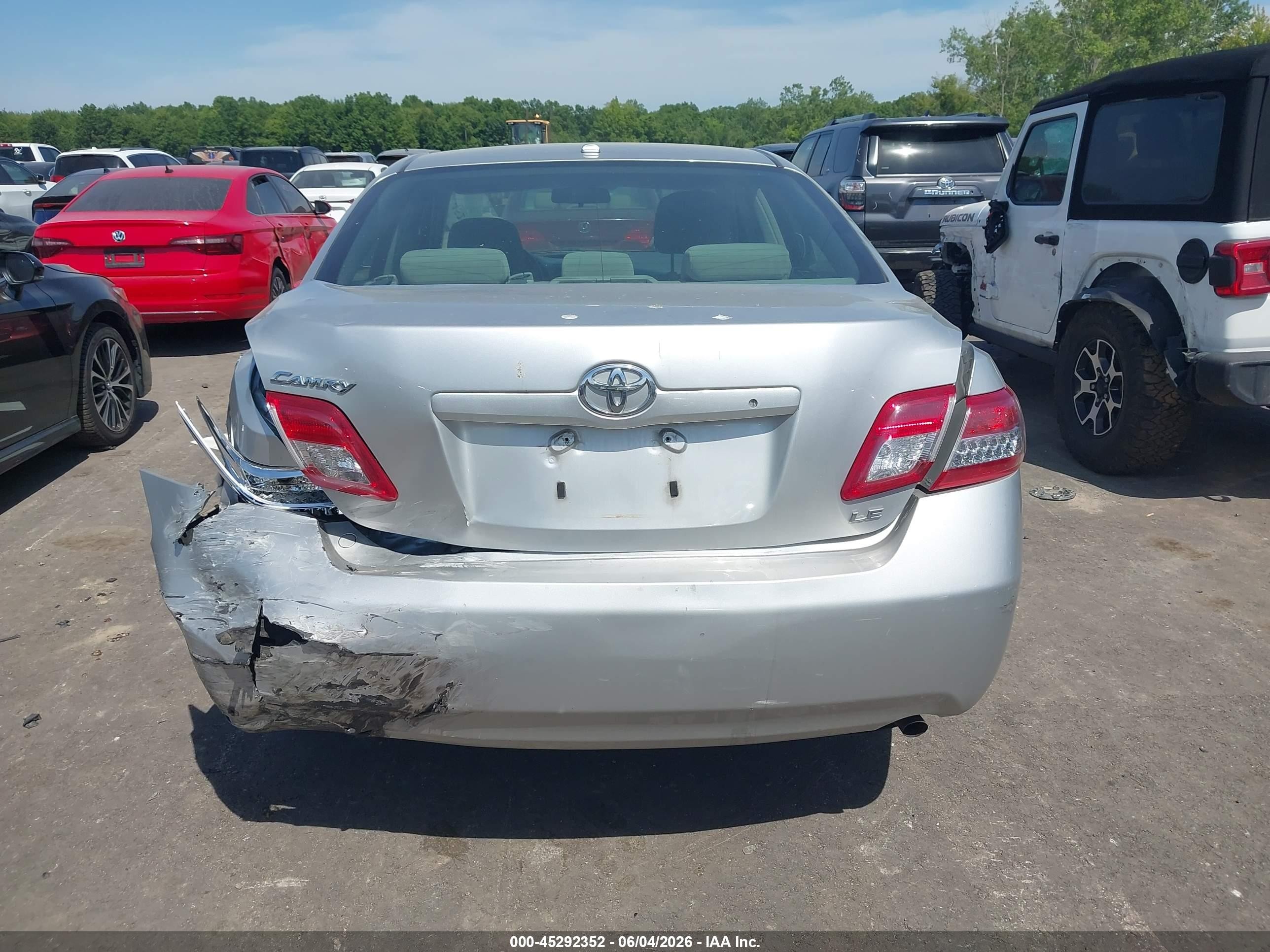 2010 Toyota Camry Le Silver vin: 4T1BF3EK0AU060935