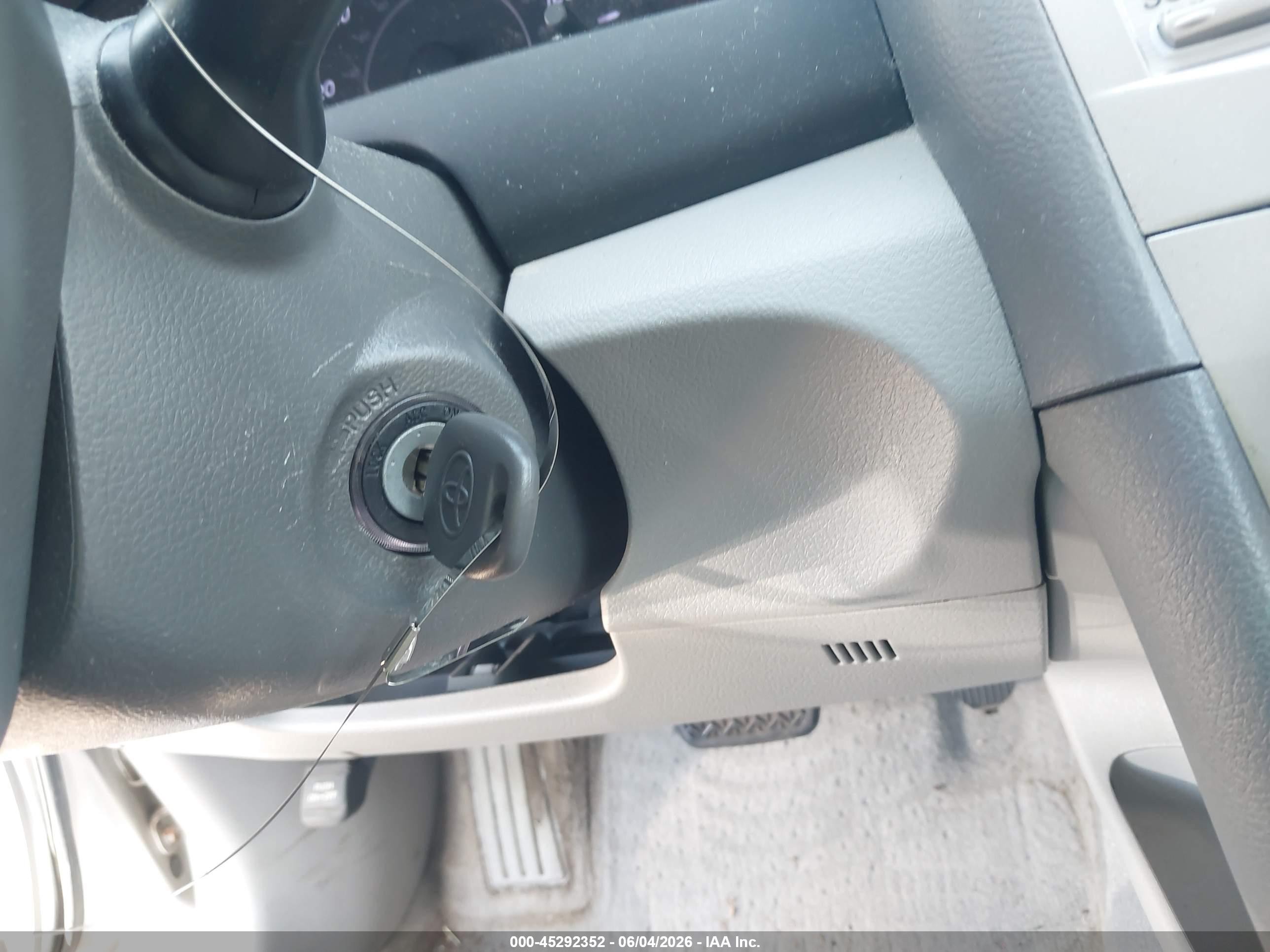 2010 Toyota Camry Le Silver vin: 4T1BF3EK0AU060935