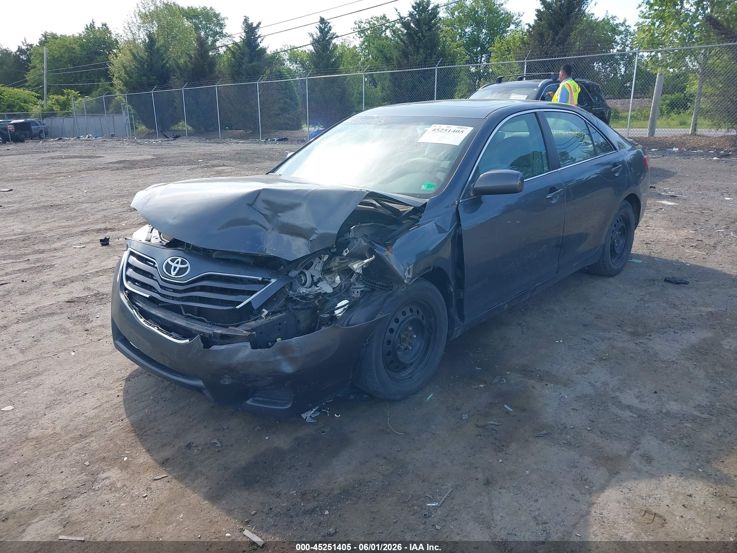 2010 Toyota Camry Le Gray vin: 4T1BF3EK0AU115576