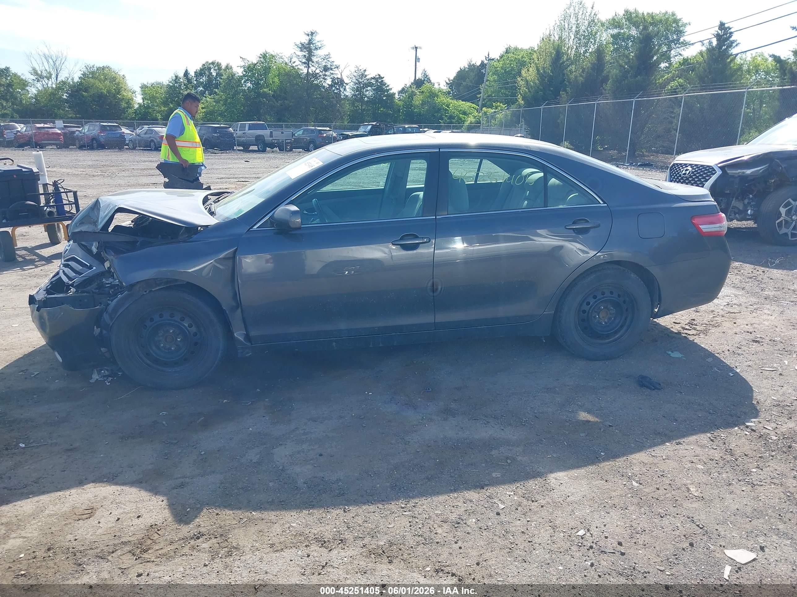 2010 Toyota Camry Le Gray vin: 4T1BF3EK0AU115576