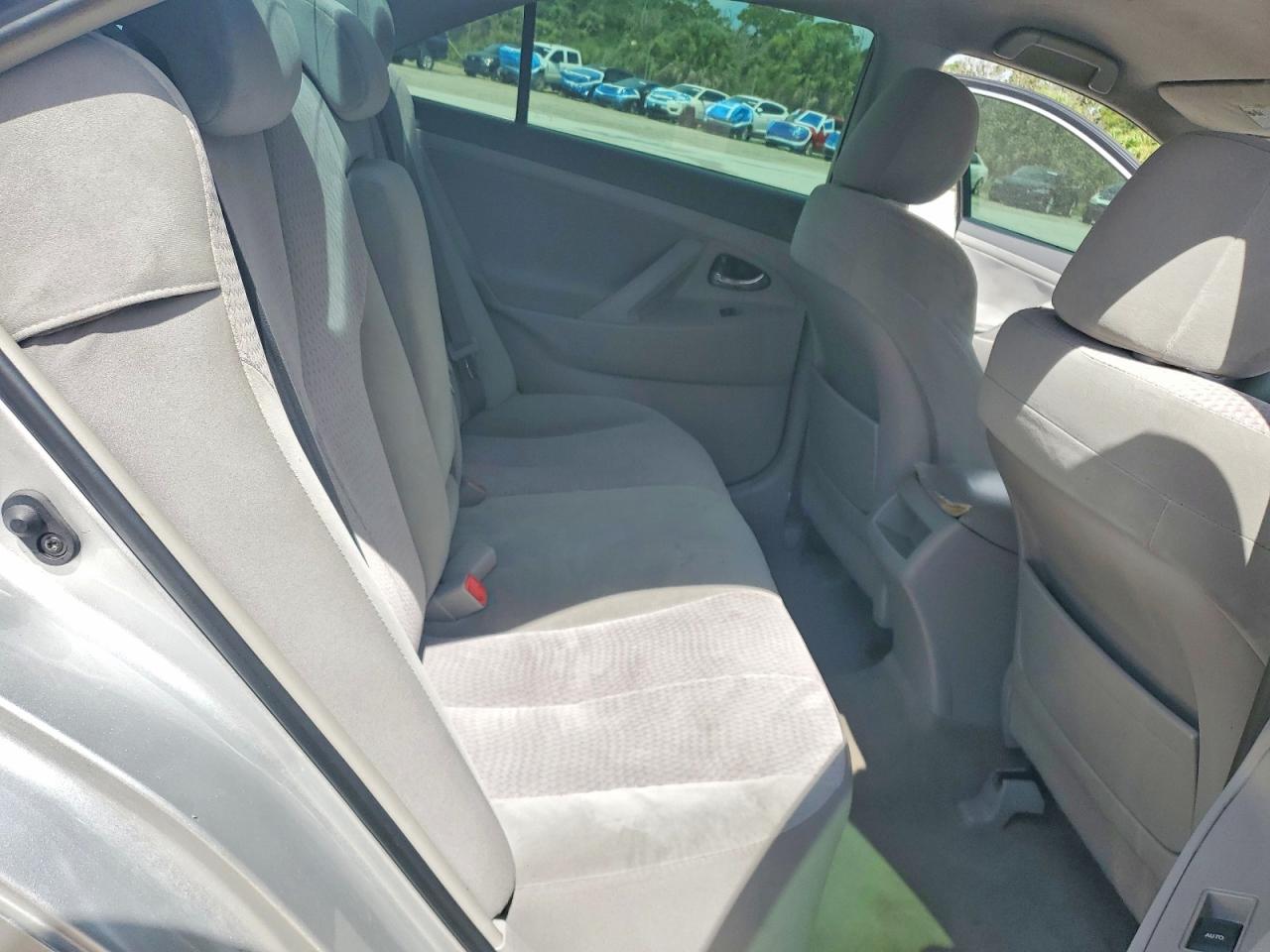 2010 Toyota Camry Base Серебряный vin: 4T1BF3EK0AU537475