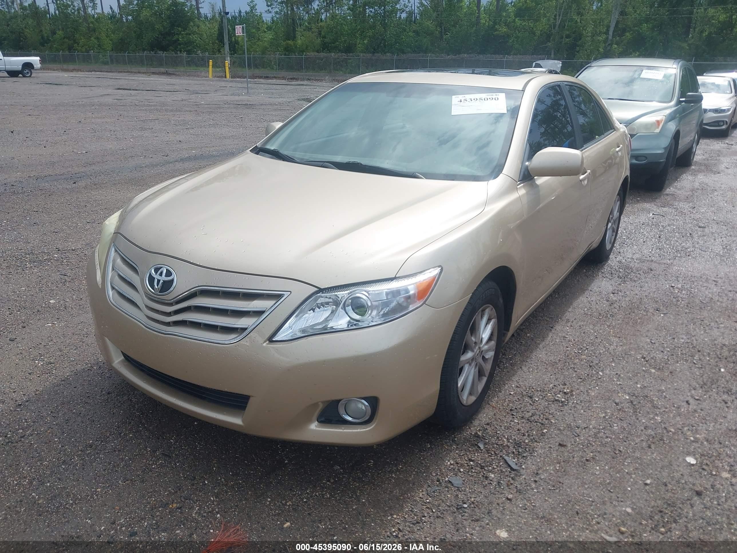 2010 Toyota Camry Xle Gold vin: 4T1BF3EK0AU560559
