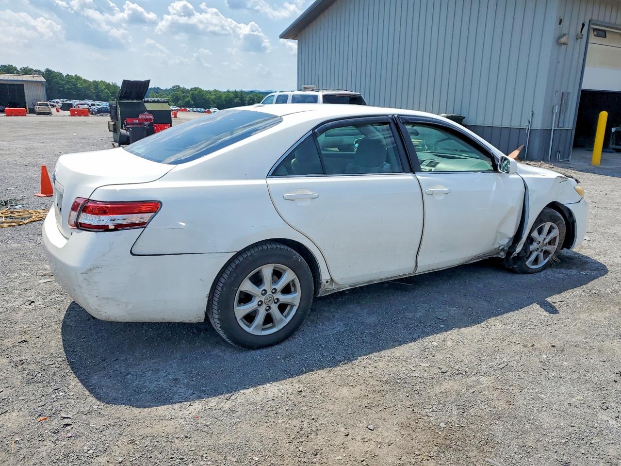 2011 Toyota Camry Le White vin: 4T1BF3EK0BU596902