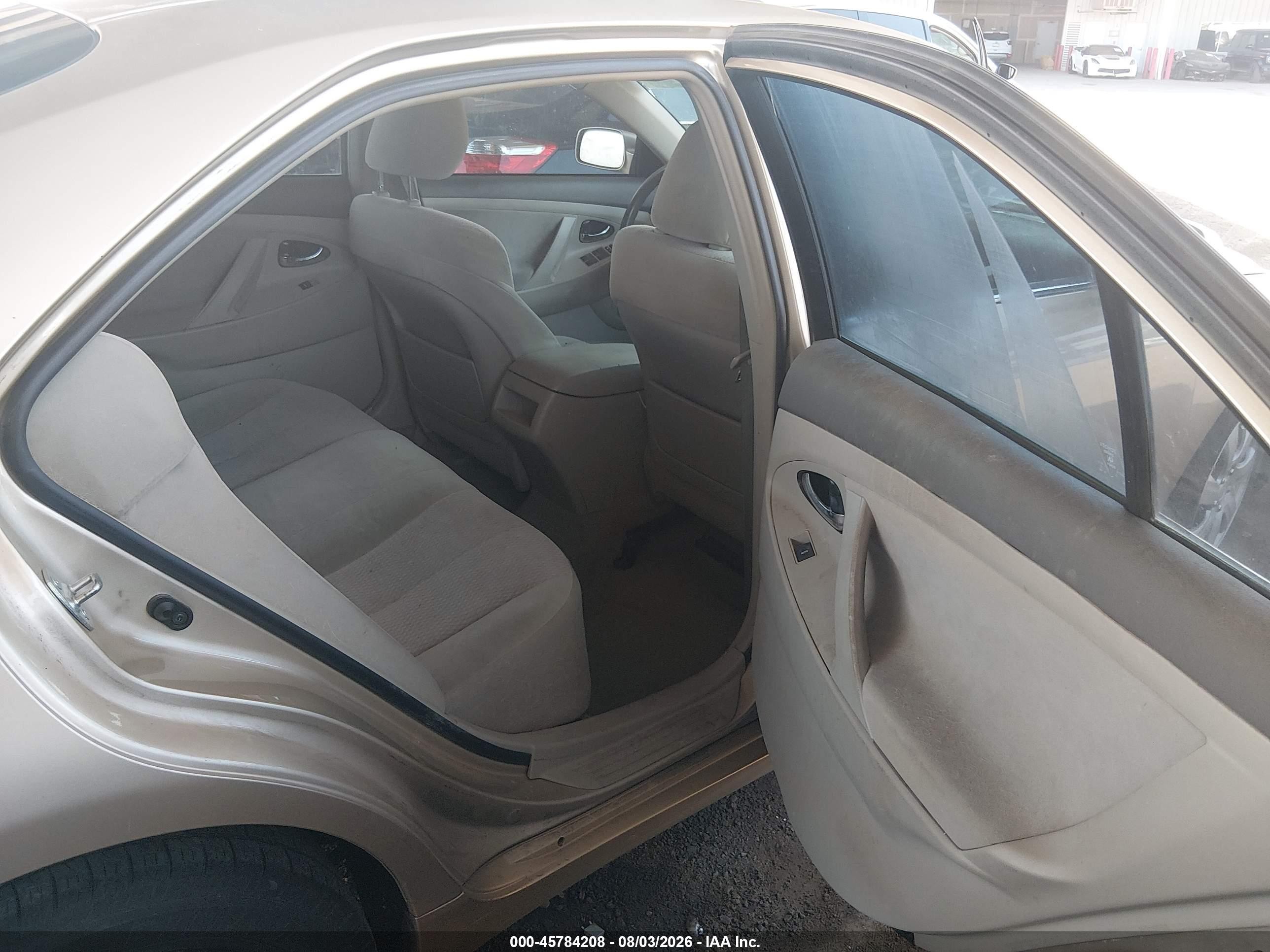 2011 Toyota Camry Le Gold vin: 4T1BF3EK0BU615416