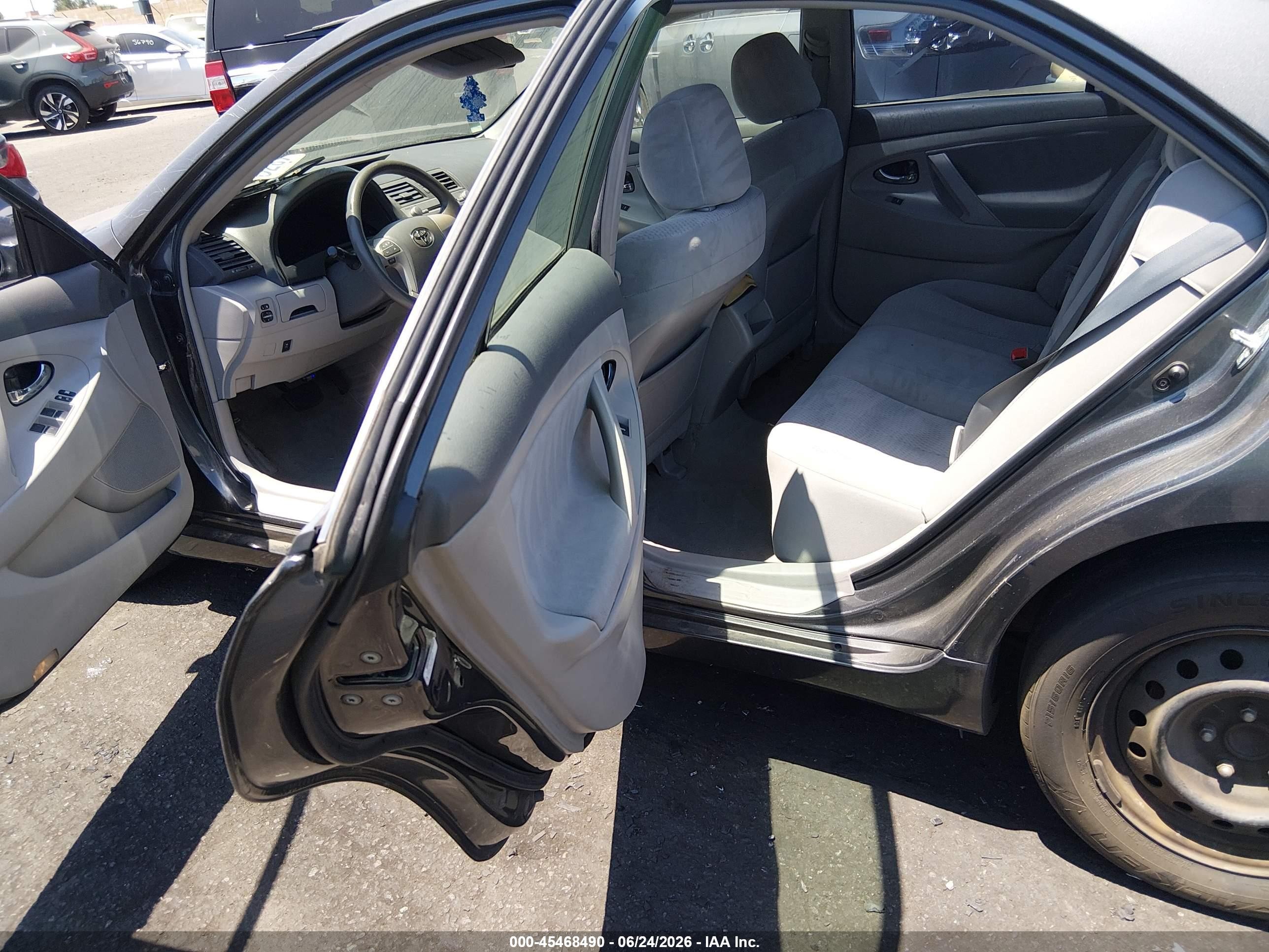 2011 Toyota Camry Le Gray vin: 4T1BF3EK0BU628280