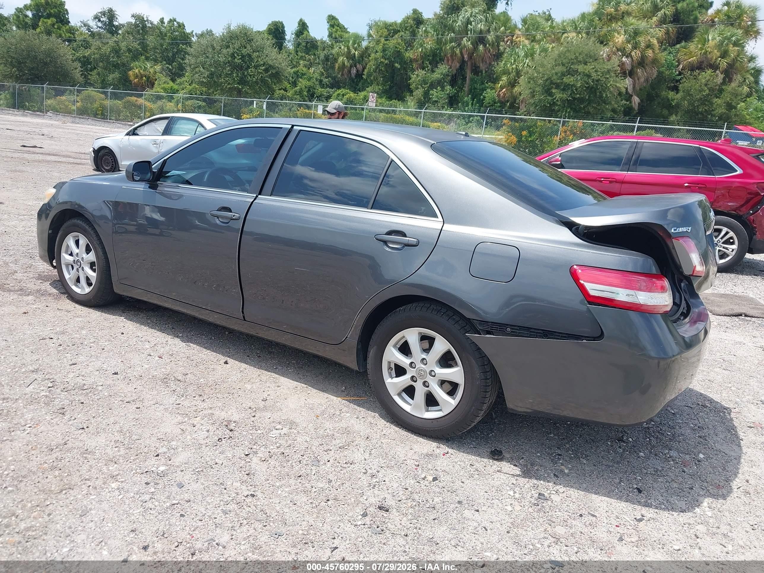 2011 Toyota Camry Le Gray vin: 4T1BF3EK0BU629817