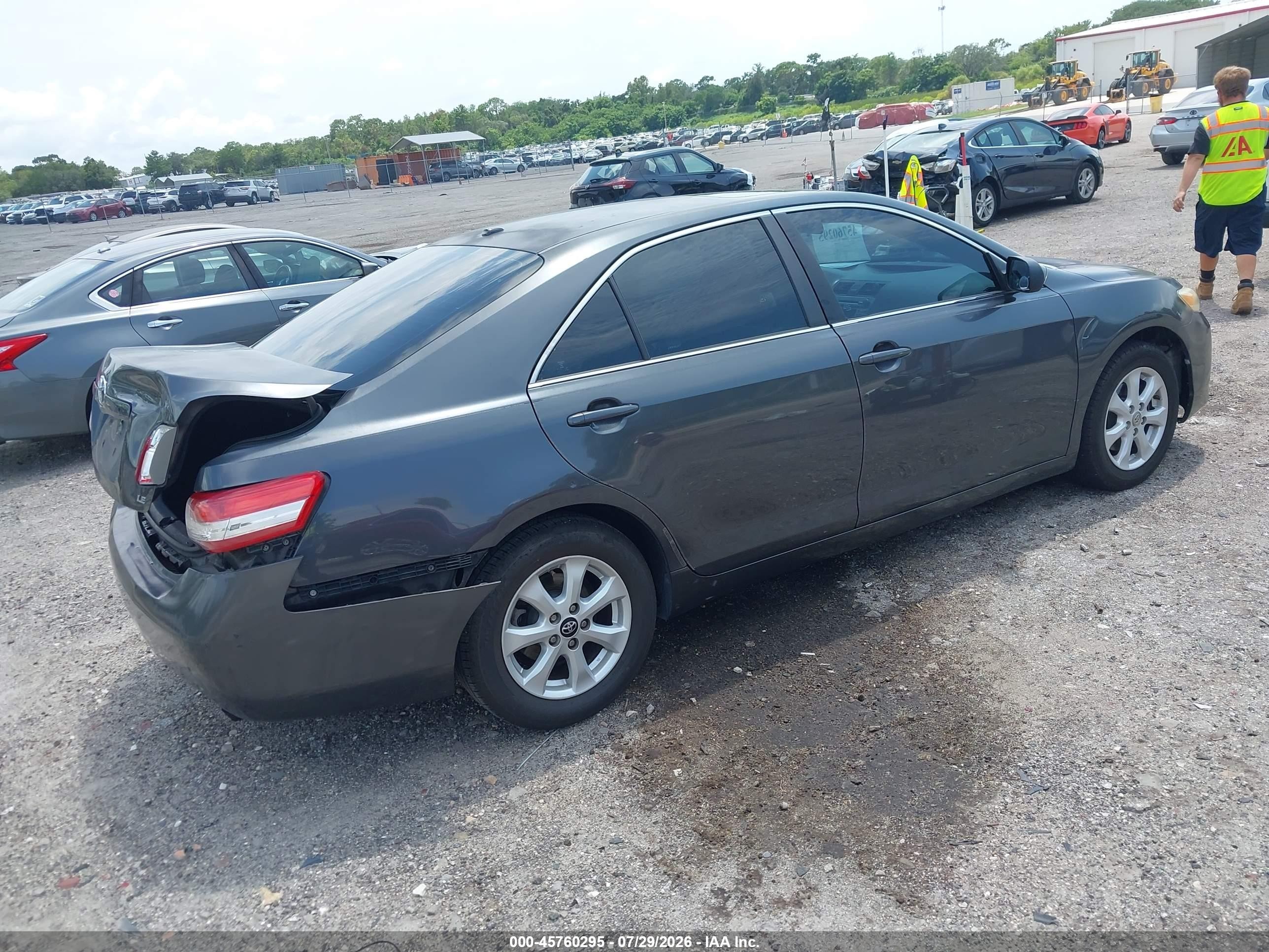 2011 Toyota Camry Le Gray vin: 4T1BF3EK0BU629817