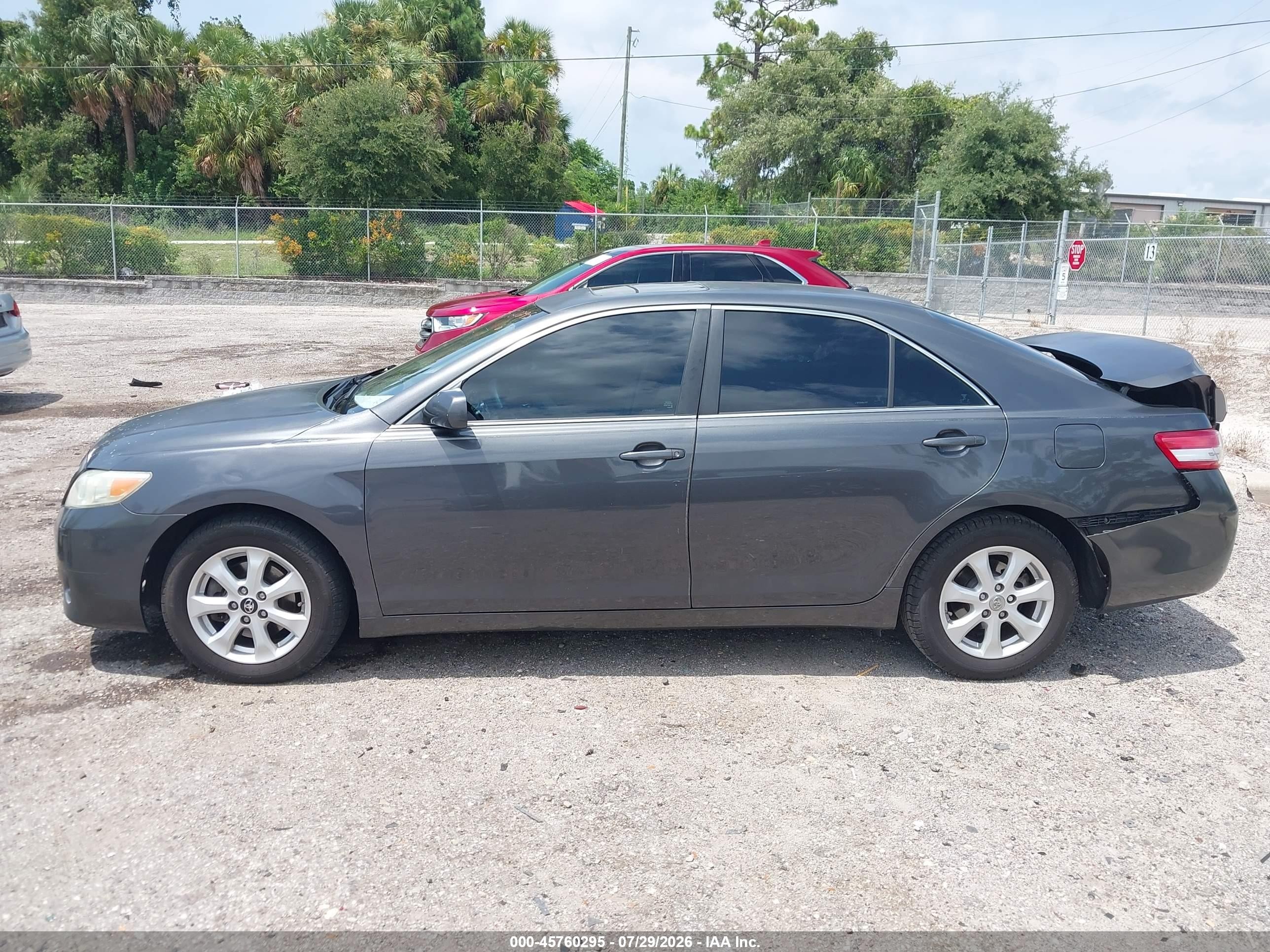 2011 Toyota Camry Le Gray vin: 4T1BF3EK0BU629817