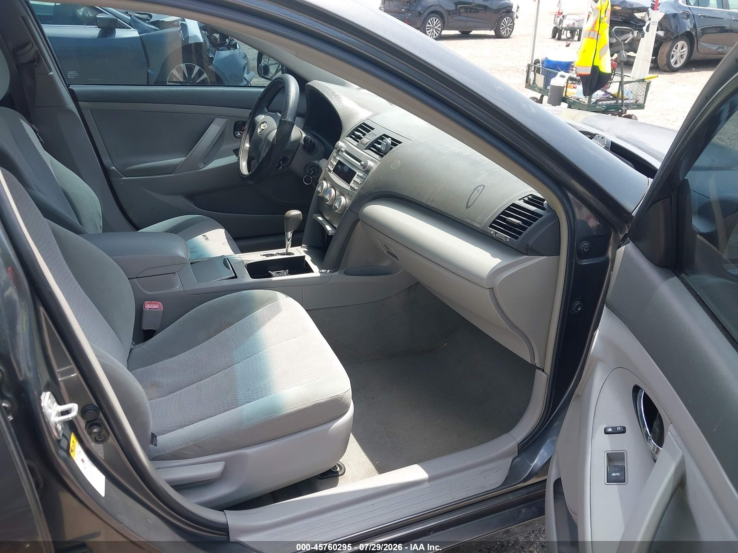 2011 Toyota Camry Le Gray vin: 4T1BF3EK0BU629817