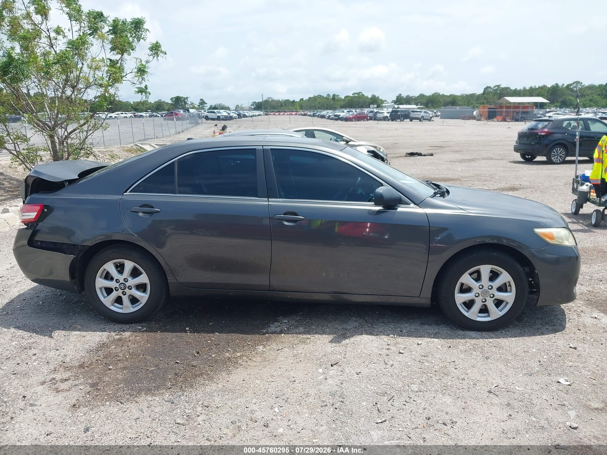 2011 Toyota Camry Le Gray vin: 4T1BF3EK0BU629817