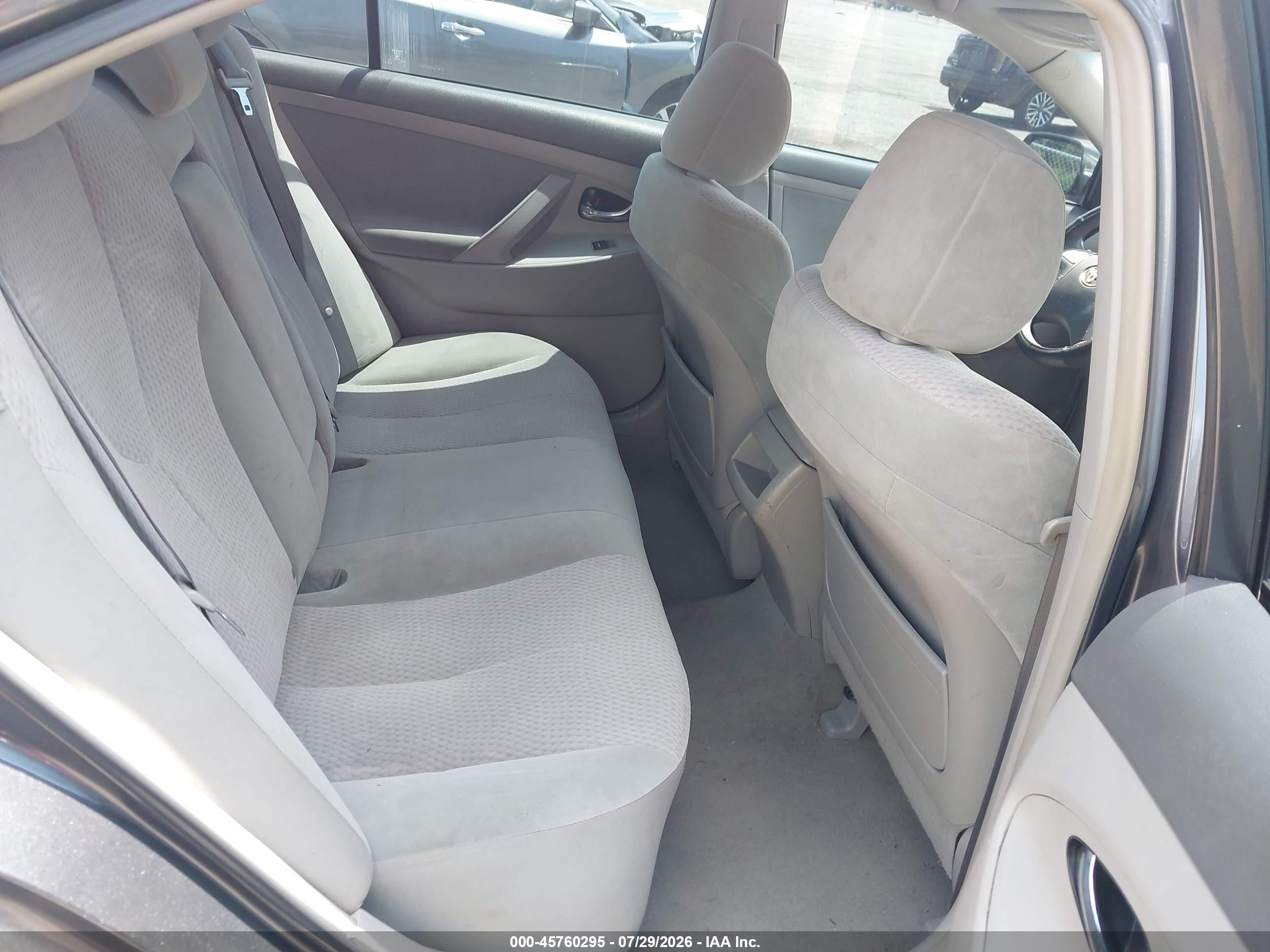 2011 Toyota Camry Le Gray vin: 4T1BF3EK0BU629817