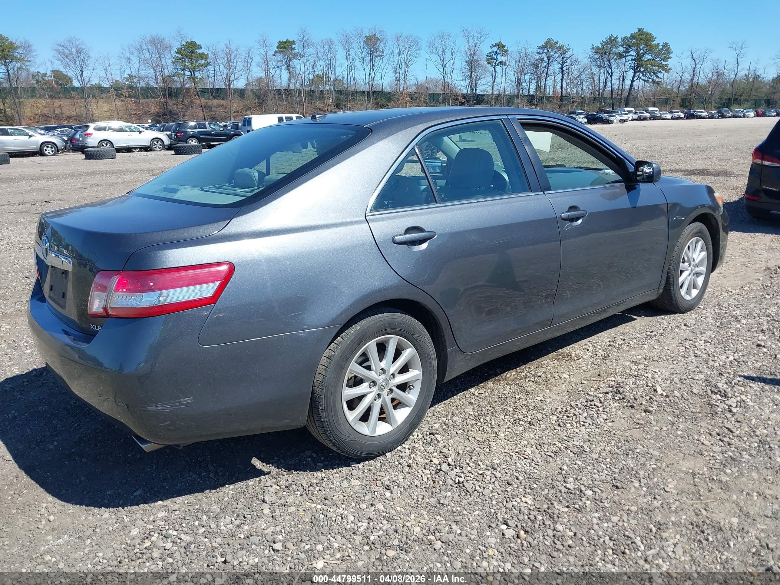 2011 Toyota Camry Xle Gold vin: 4T1BF3EK0BU640123