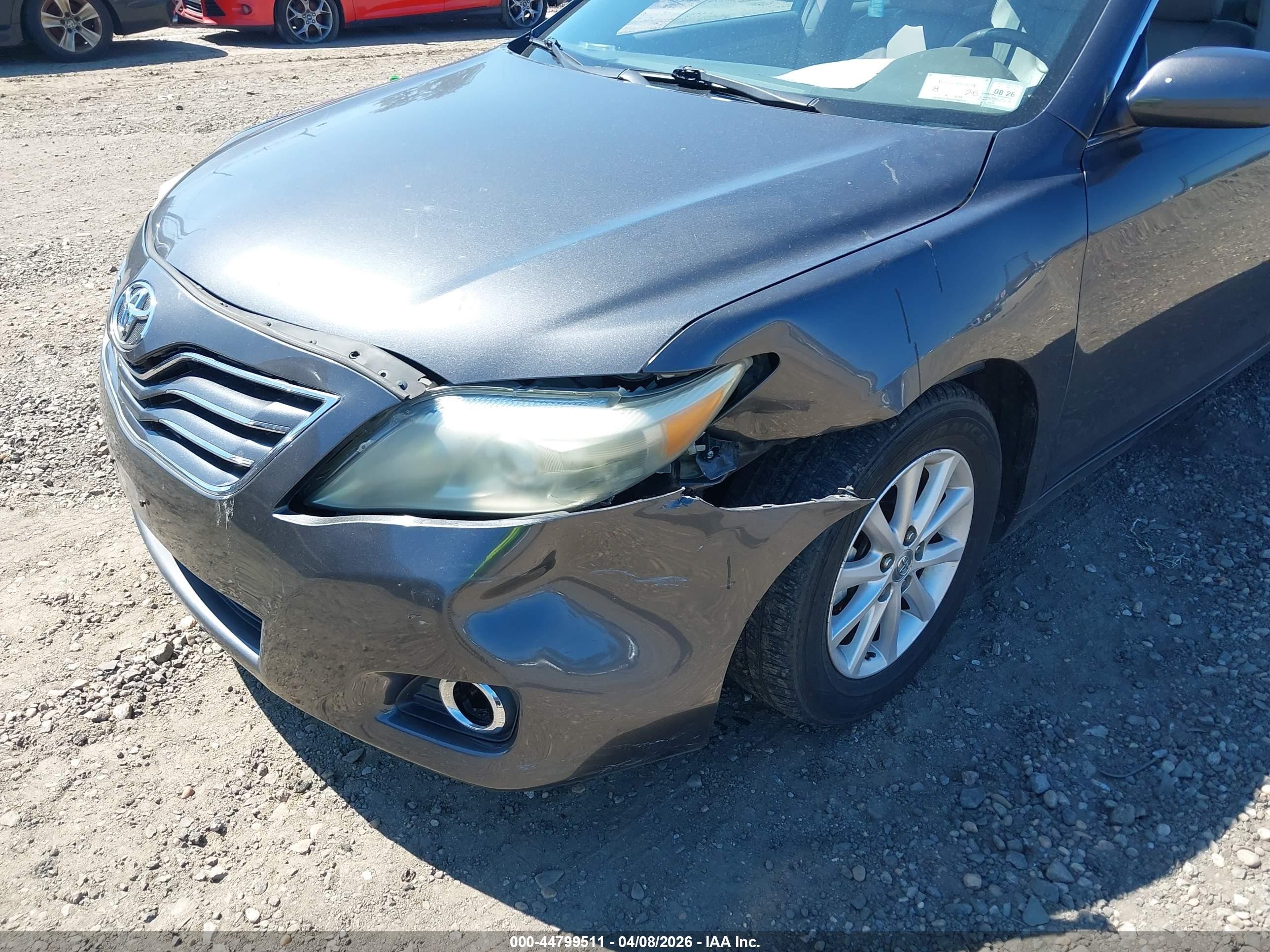 2011 Toyota Camry Xle Gold vin: 4T1BF3EK0BU640123