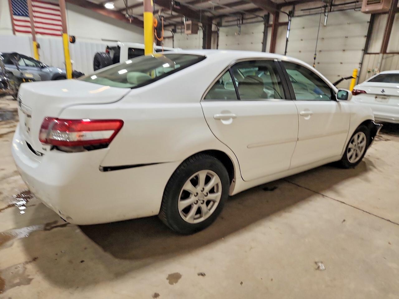 2011 Toyota Camry Le White vin: 4T1BF3EK0BU666513
