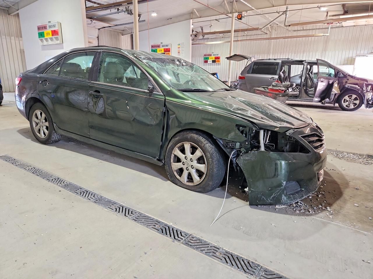 2011 Toyota Camry Le Green vin: 4T1BF3EK0BU672750
