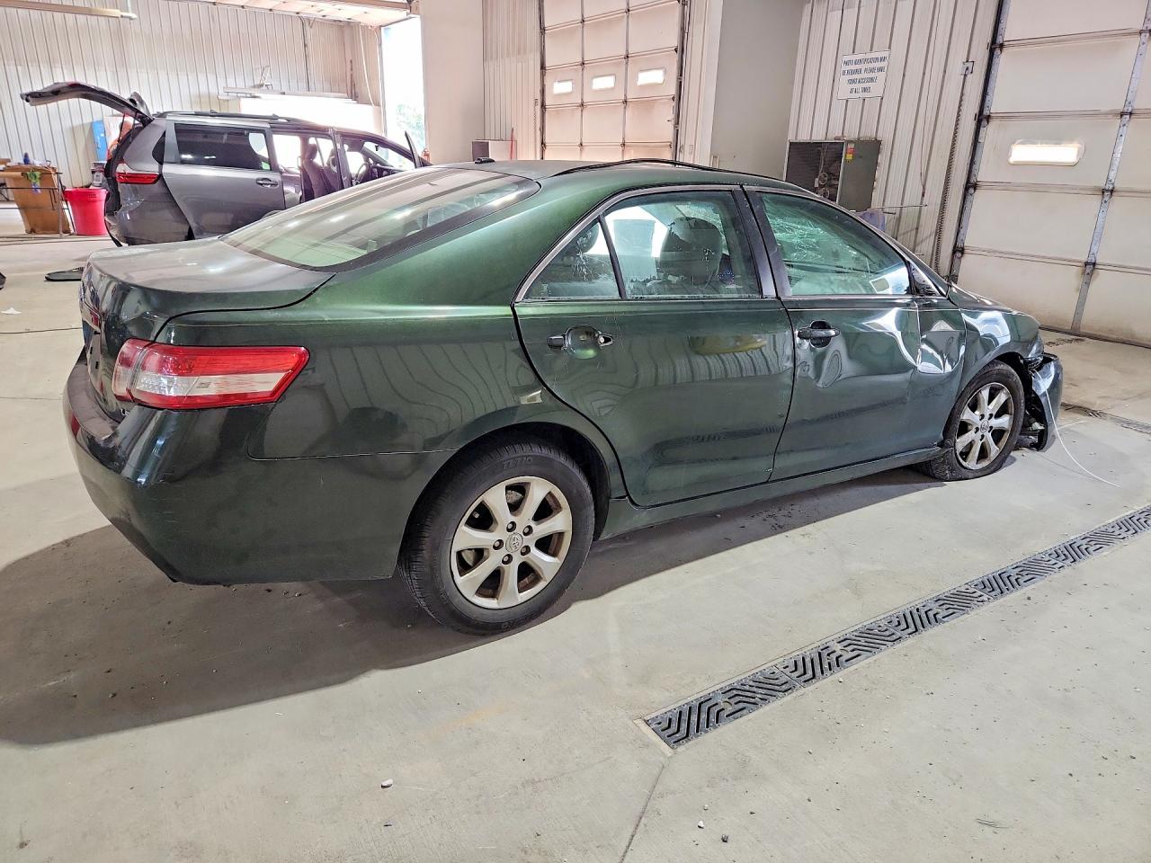 2011 Toyota Camry Le Green vin: 4T1BF3EK0BU672750