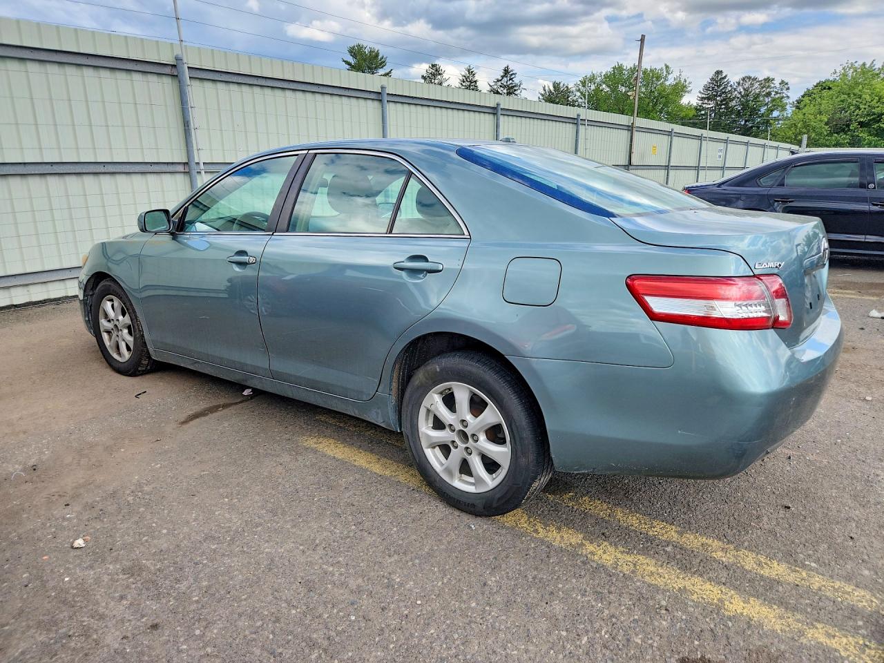 2011 Toyota Camry Le Green vin: 4T1BF3EK0BU699432