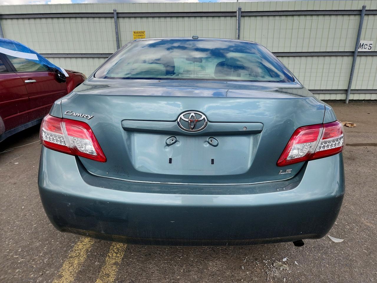 2011 Toyota Camry Le Green vin: 4T1BF3EK0BU699432