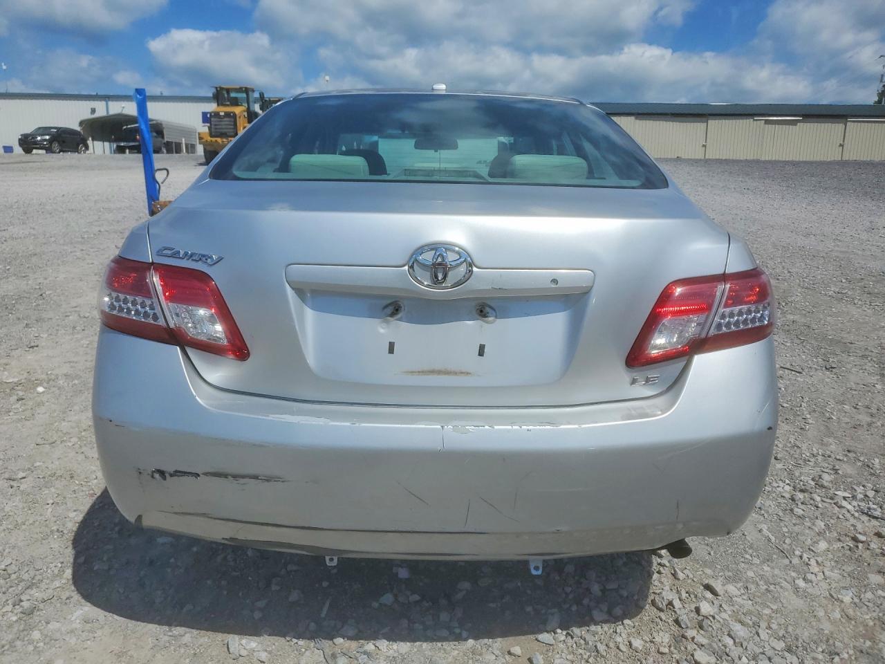 2011 Toyota Camry Le Silver vin: 4T1BF3EK0BU719792