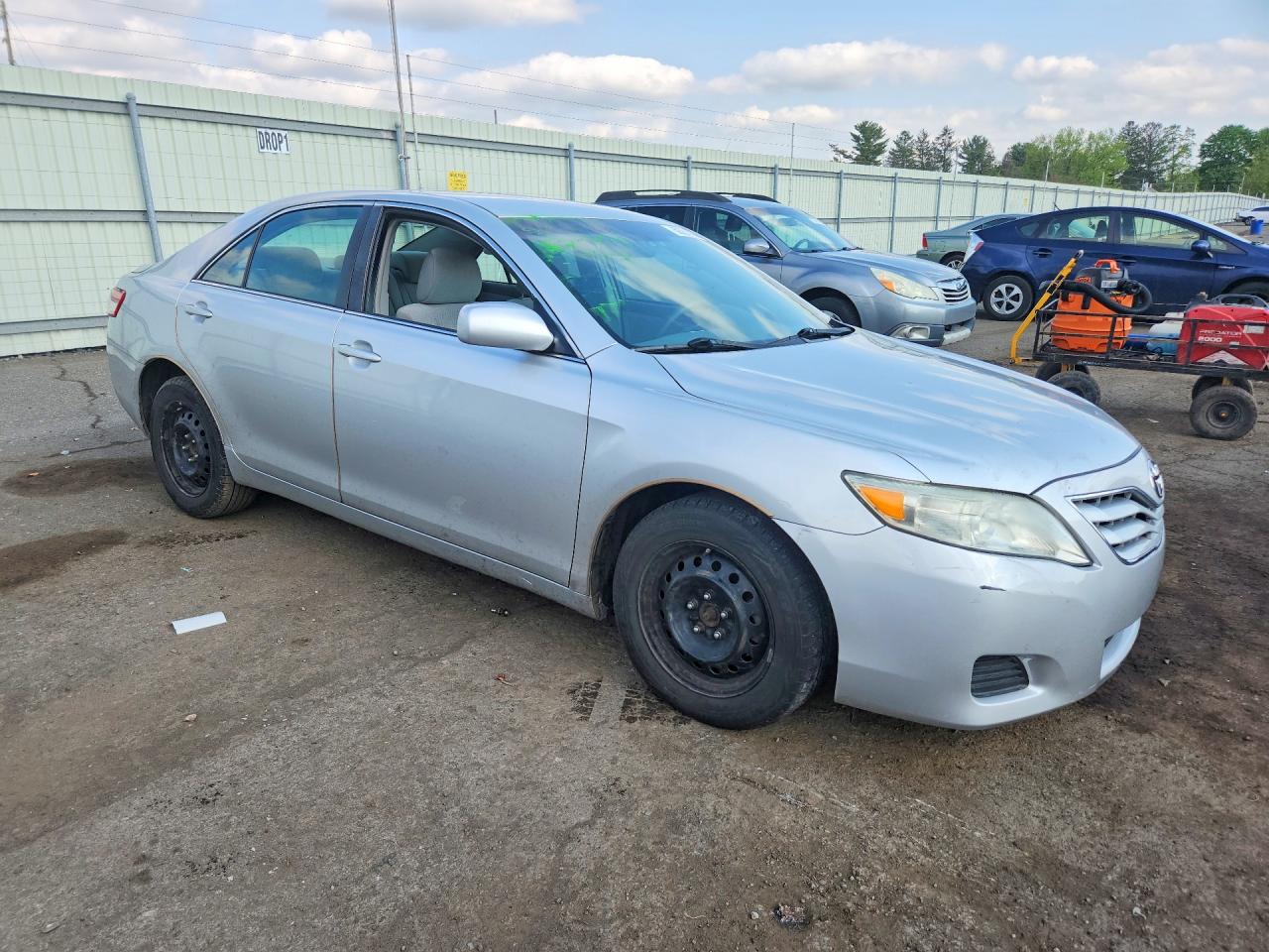2011 Toyota Camry Le Silver vin: 4T1BF3EK0BU720070