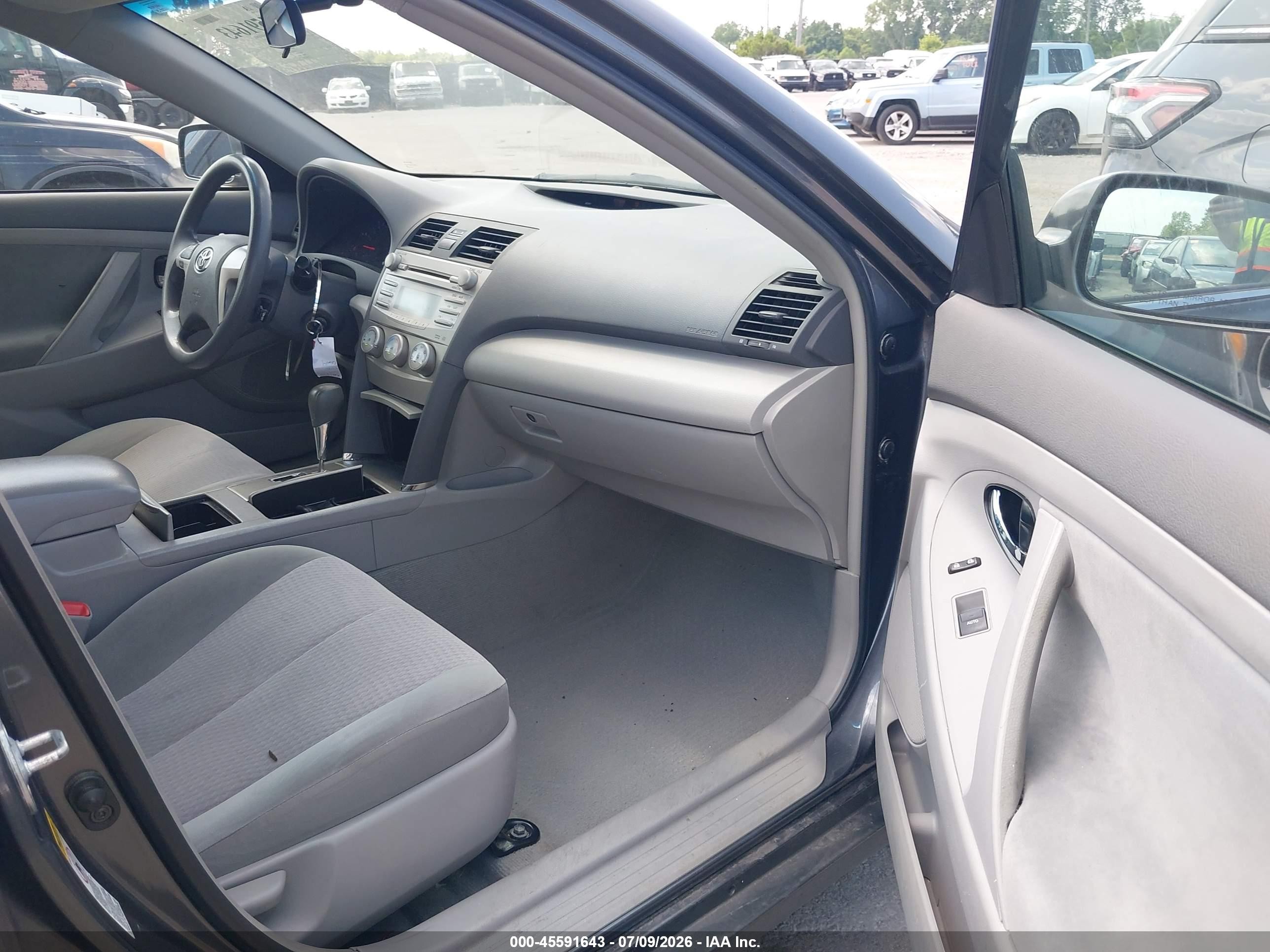 2011 Toyota Camry Le Gray vin: 4T1BF3EK0BU720604