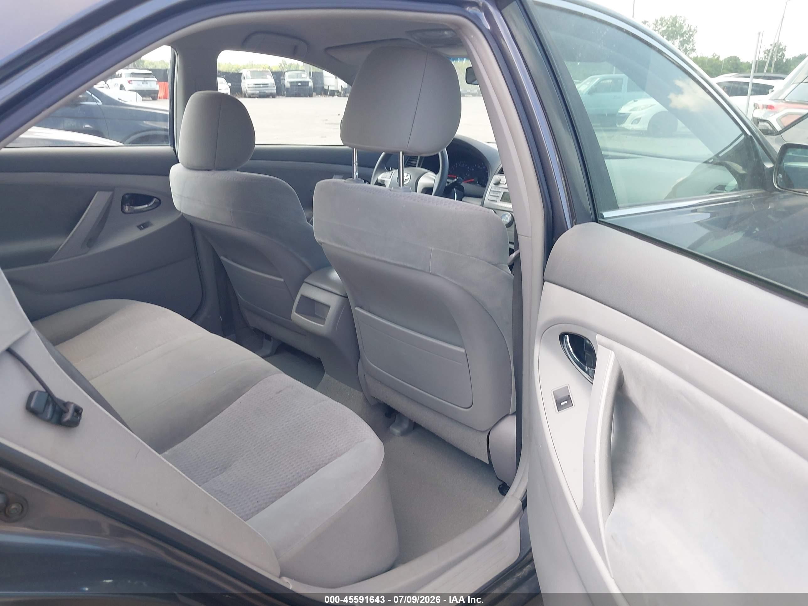 2011 Toyota Camry Le Gray vin: 4T1BF3EK0BU720604