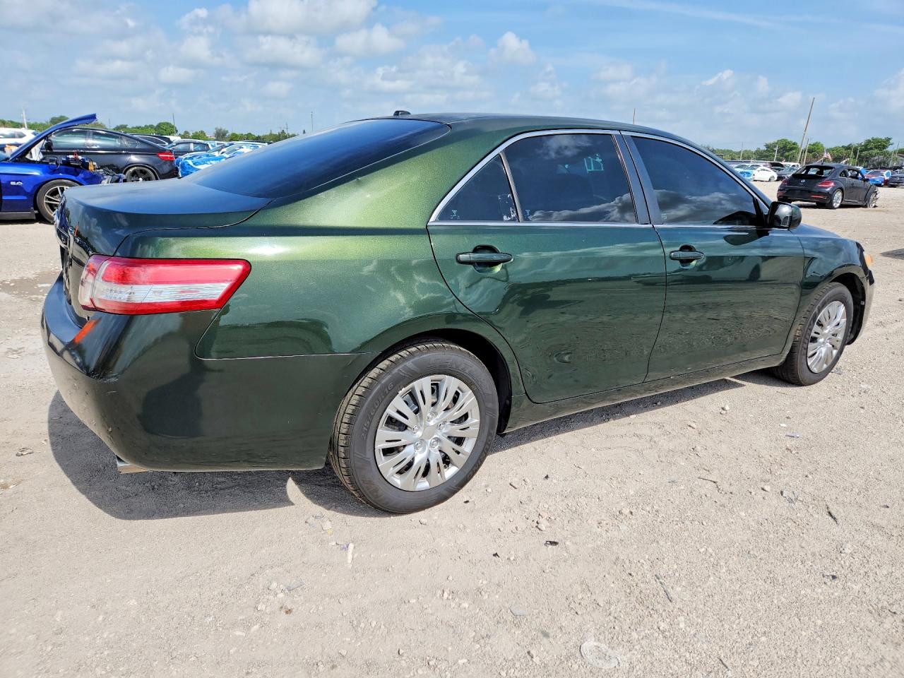 2011 Toyota Camry Le Green vin: 4T1BF3EK0BU732445