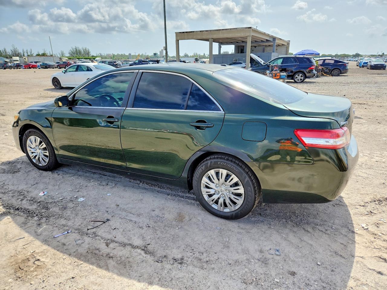 2011 Toyota Camry Le Green vin: 4T1BF3EK0BU732445