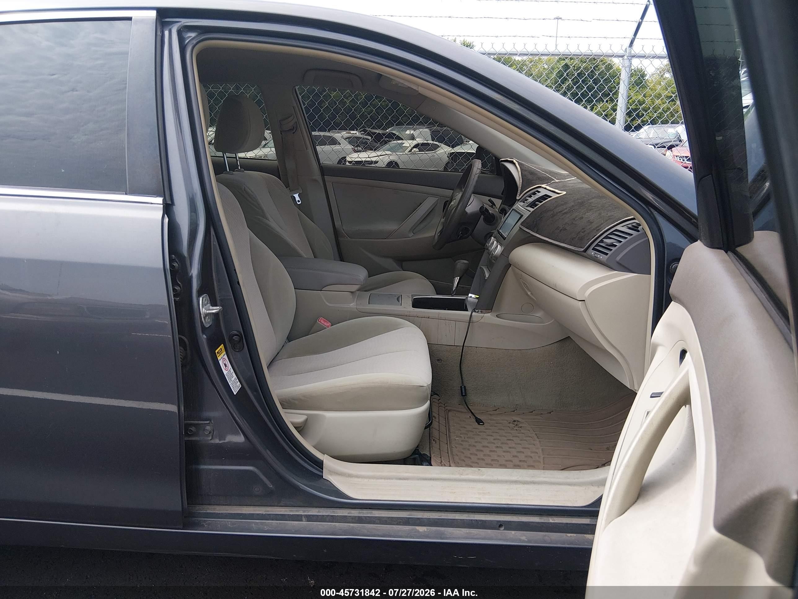 2011 Toyota Camry Le Gray vin: 4T1BF3EK0BU732719