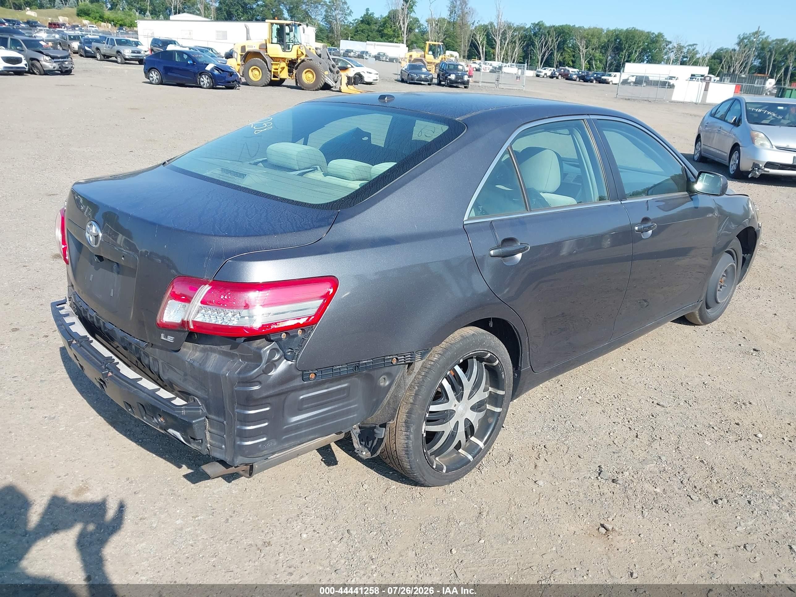 2011 Toyota Camry Le Gray vin: 4T1BF3EK0BU739752