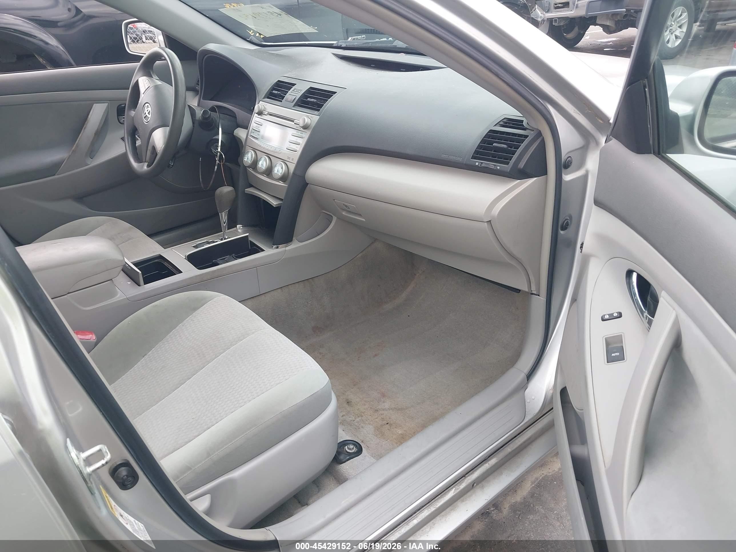 2010 Toyota Camry Le Silver vin: 4T1BF3EK1AU072995