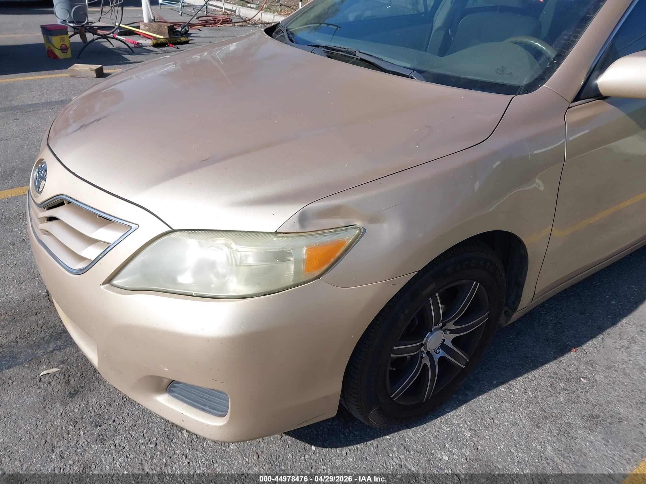 2010 Toyota Camry Le Gold vin: 4T1BF3EK1AU086184