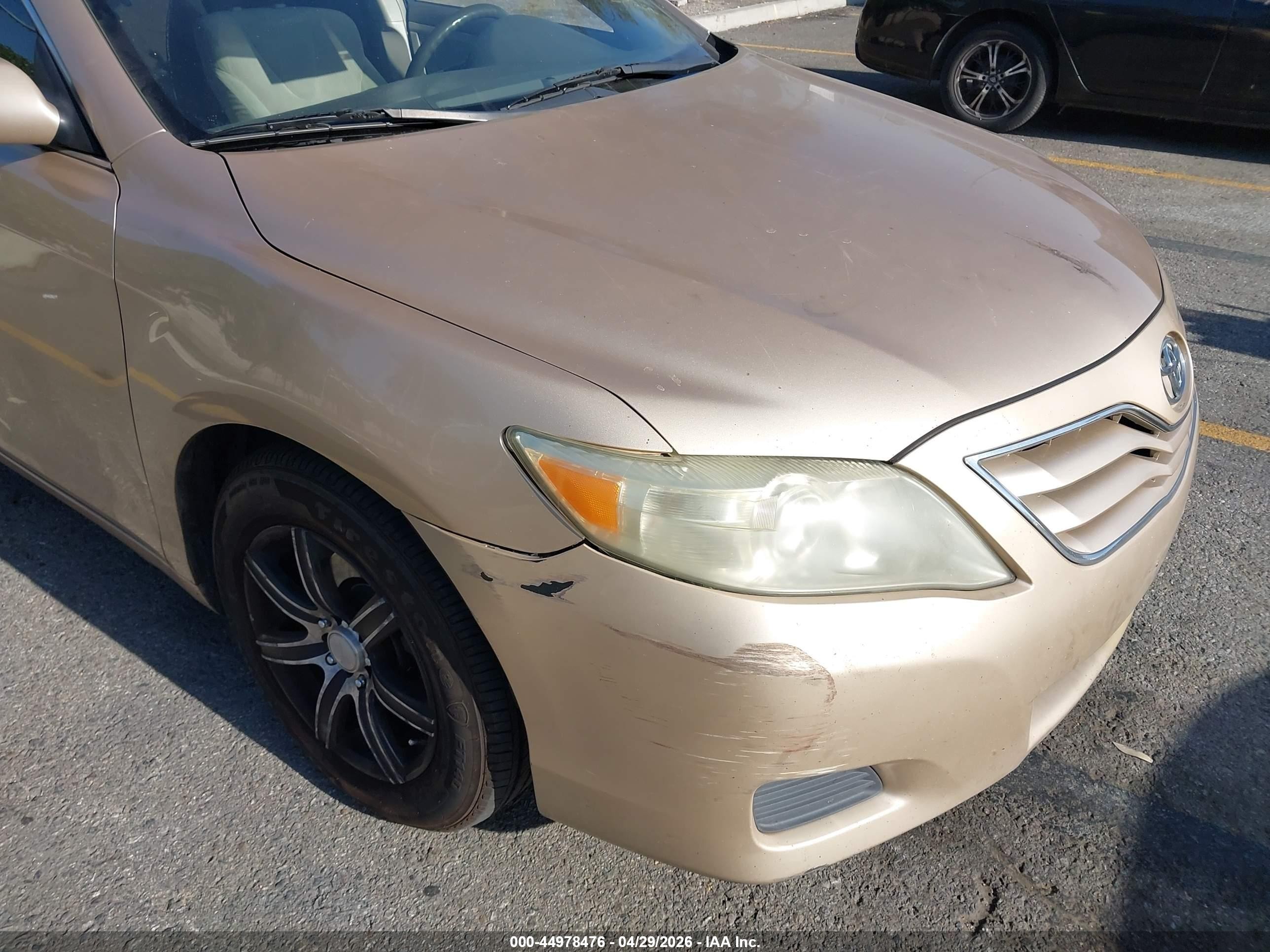 2010 Toyota Camry Le Gold vin: 4T1BF3EK1AU086184