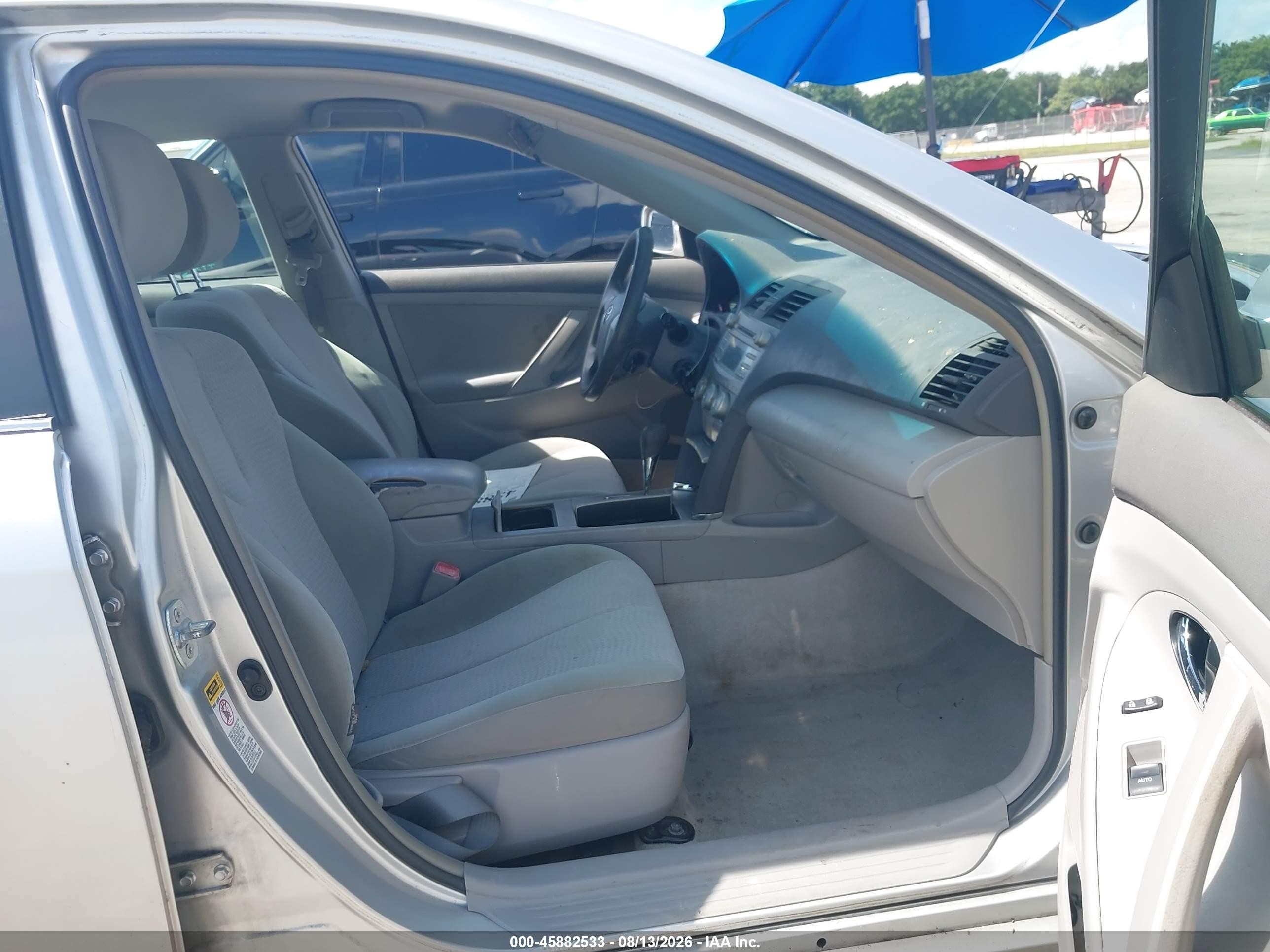 2011 Toyota Camry Le Silver vin: 4T1BF3EK1BU138012