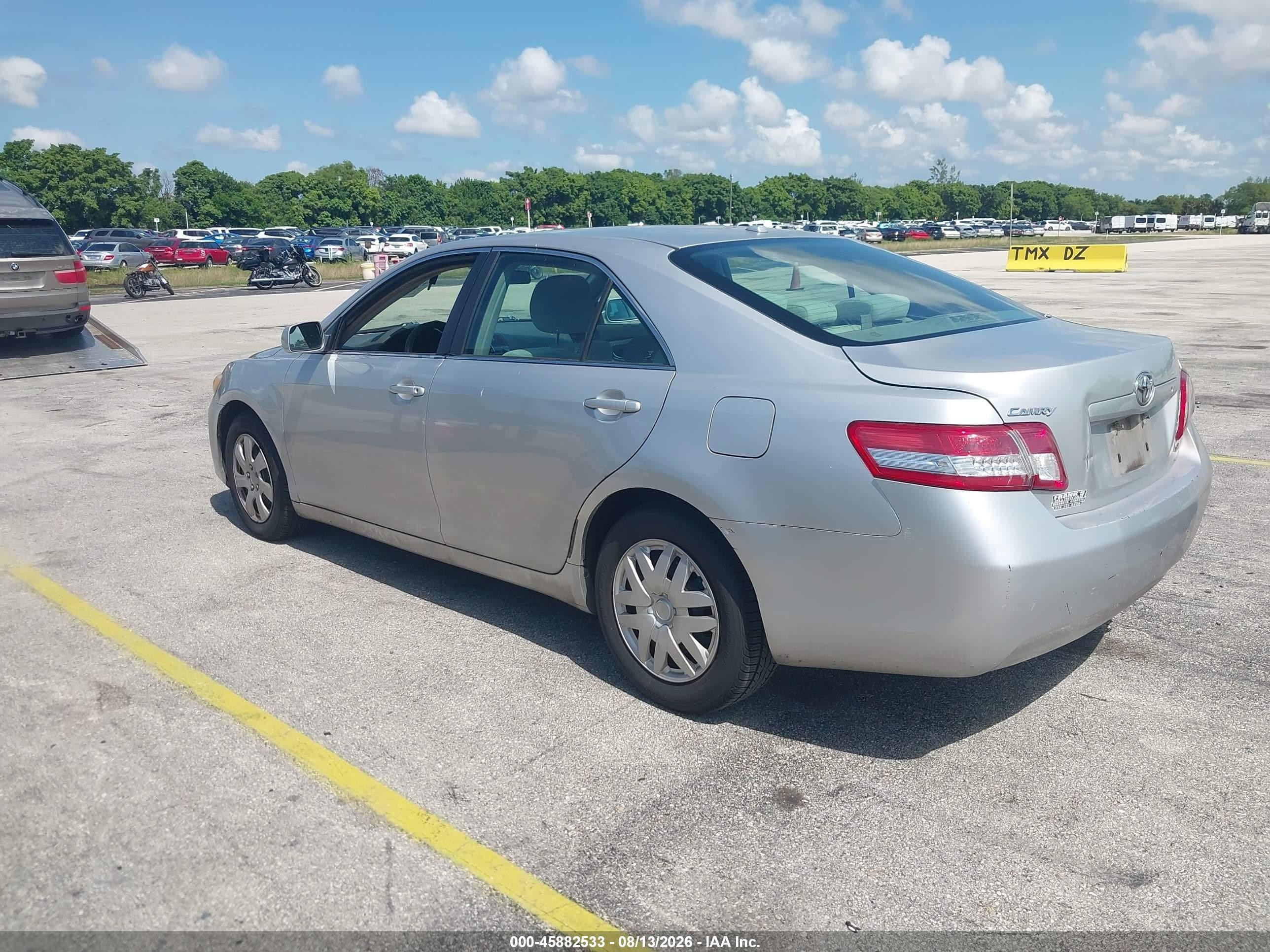 2011 Toyota Camry Le Silver vin: 4T1BF3EK1BU138012