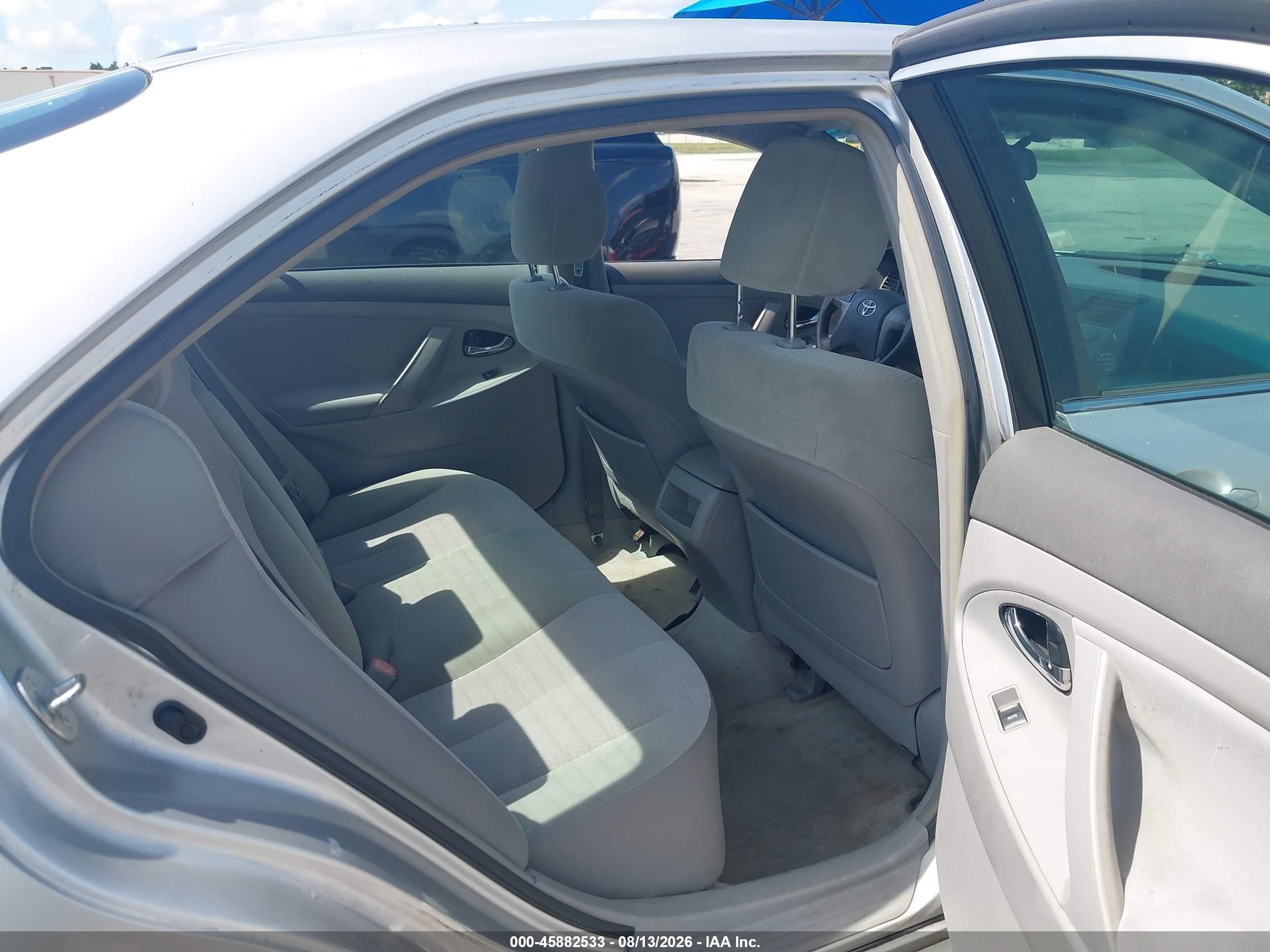 2011 Toyota Camry Le Silver vin: 4T1BF3EK1BU138012