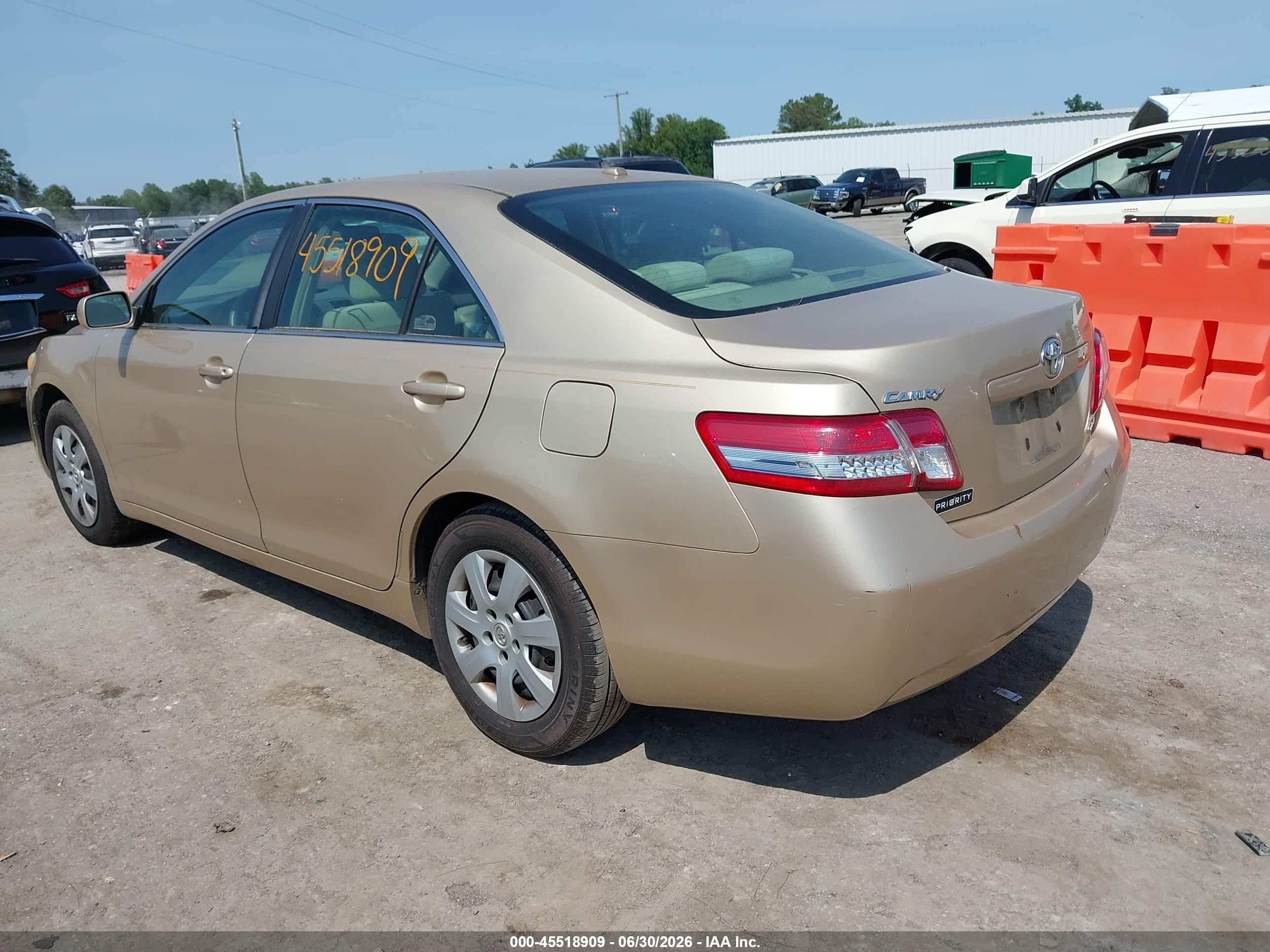 2011 Toyota Camry Le Gold vin: 4T1BF3EK1BU156364