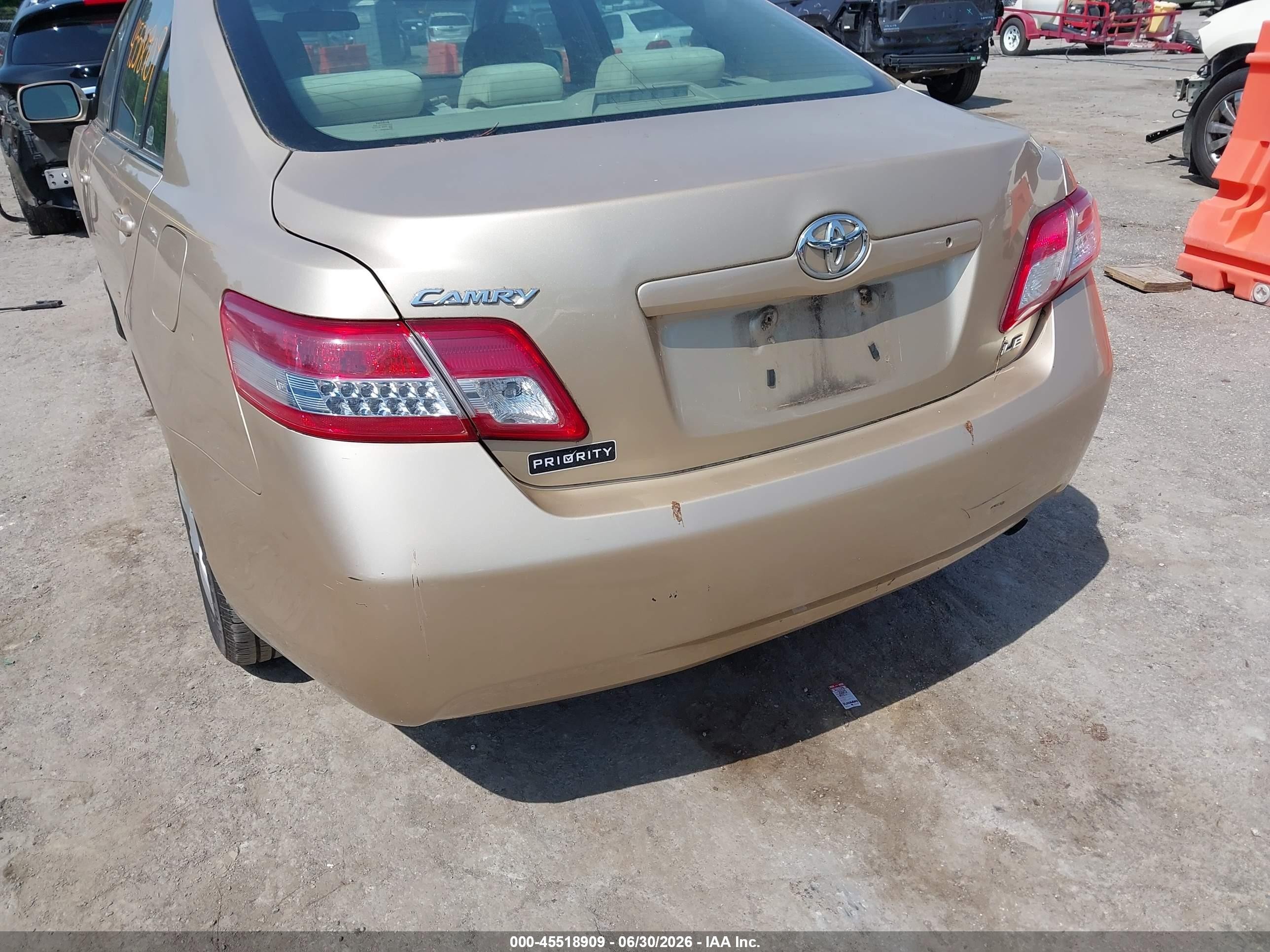 2011 Toyota Camry Le Gold vin: 4T1BF3EK1BU156364