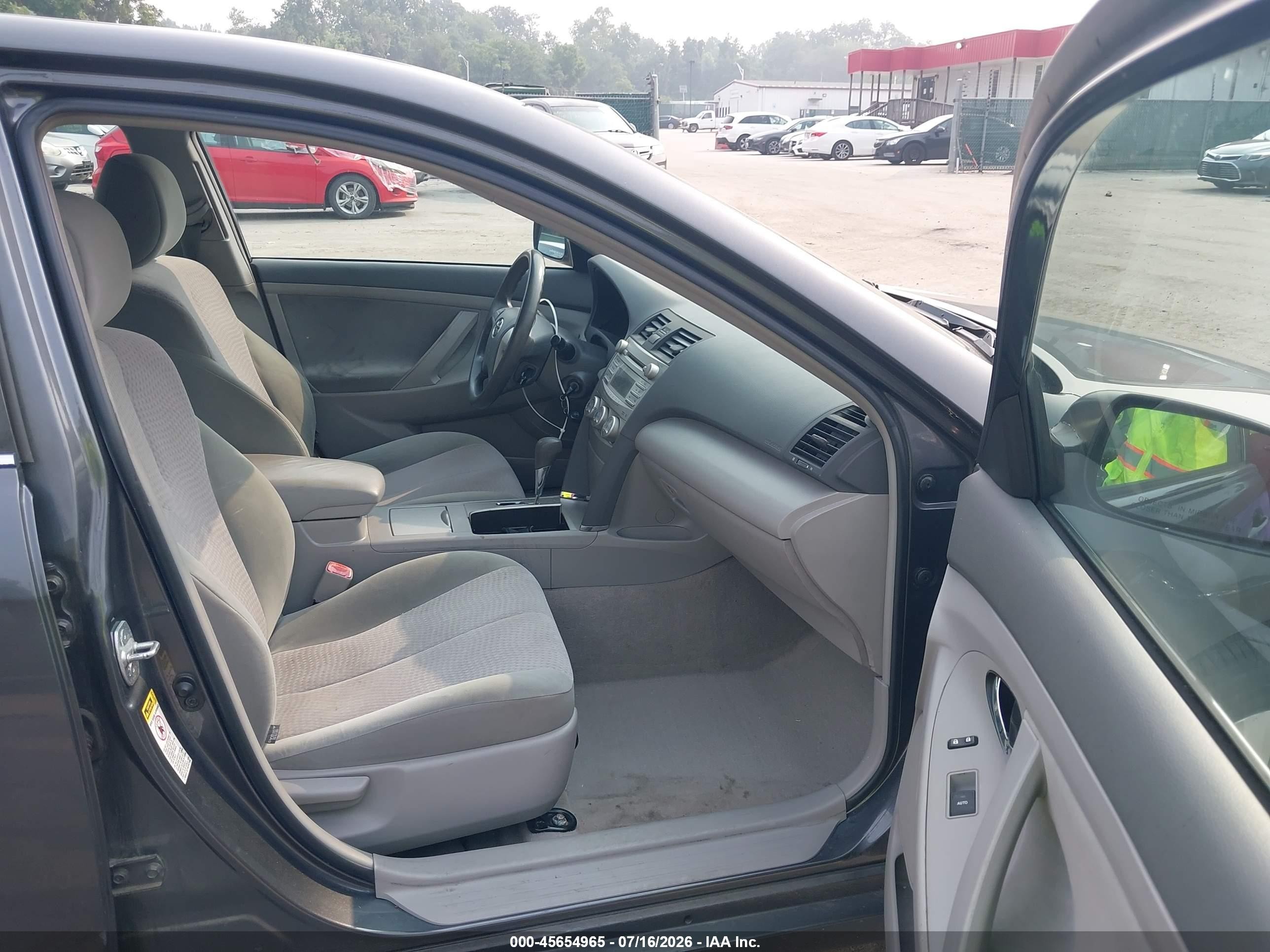 2011 Toyota Camry Le Gray vin: 4T1BF3EK1BU190112