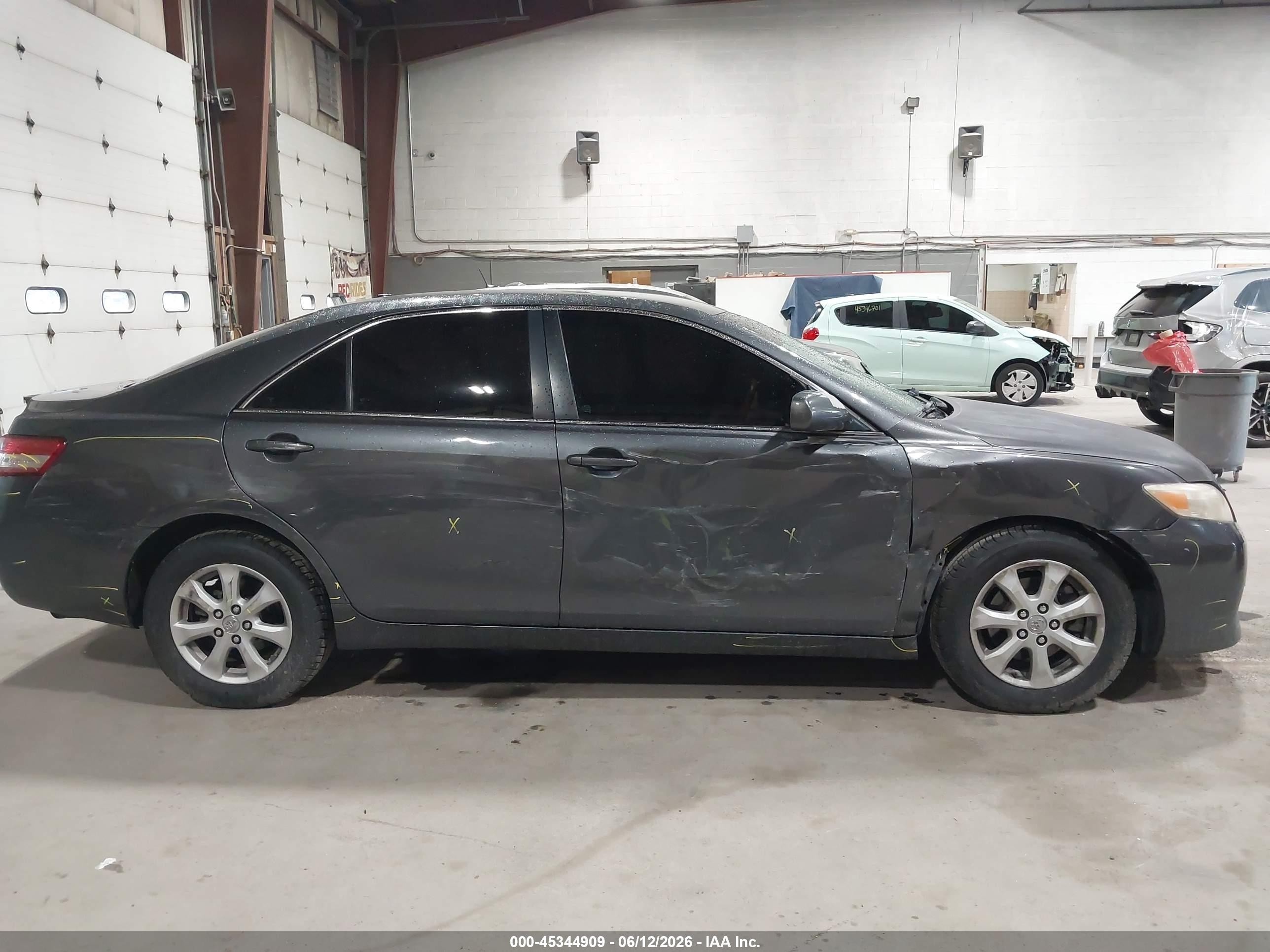 2011 Toyota Camry Le Gray vin: 4T1BF3EK1BU200024