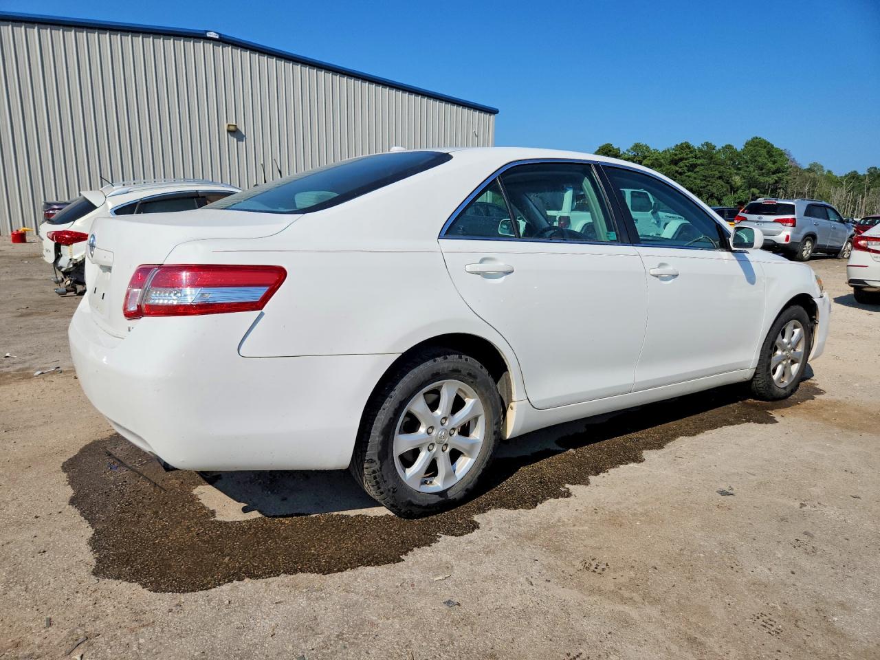 2011 Toyota Camry Le White vin: 4T1BF3EK1BU582801